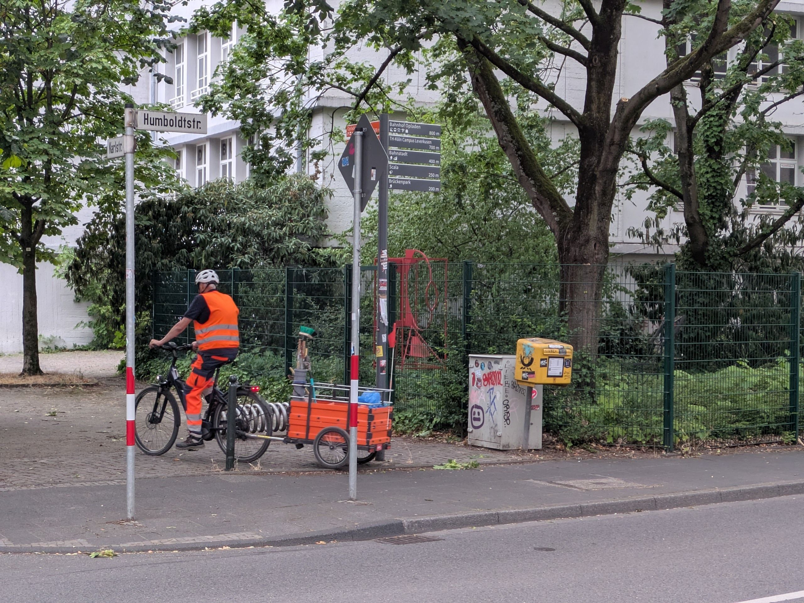 Ein Postverteilkasten und ein Briefkasten in Opladen