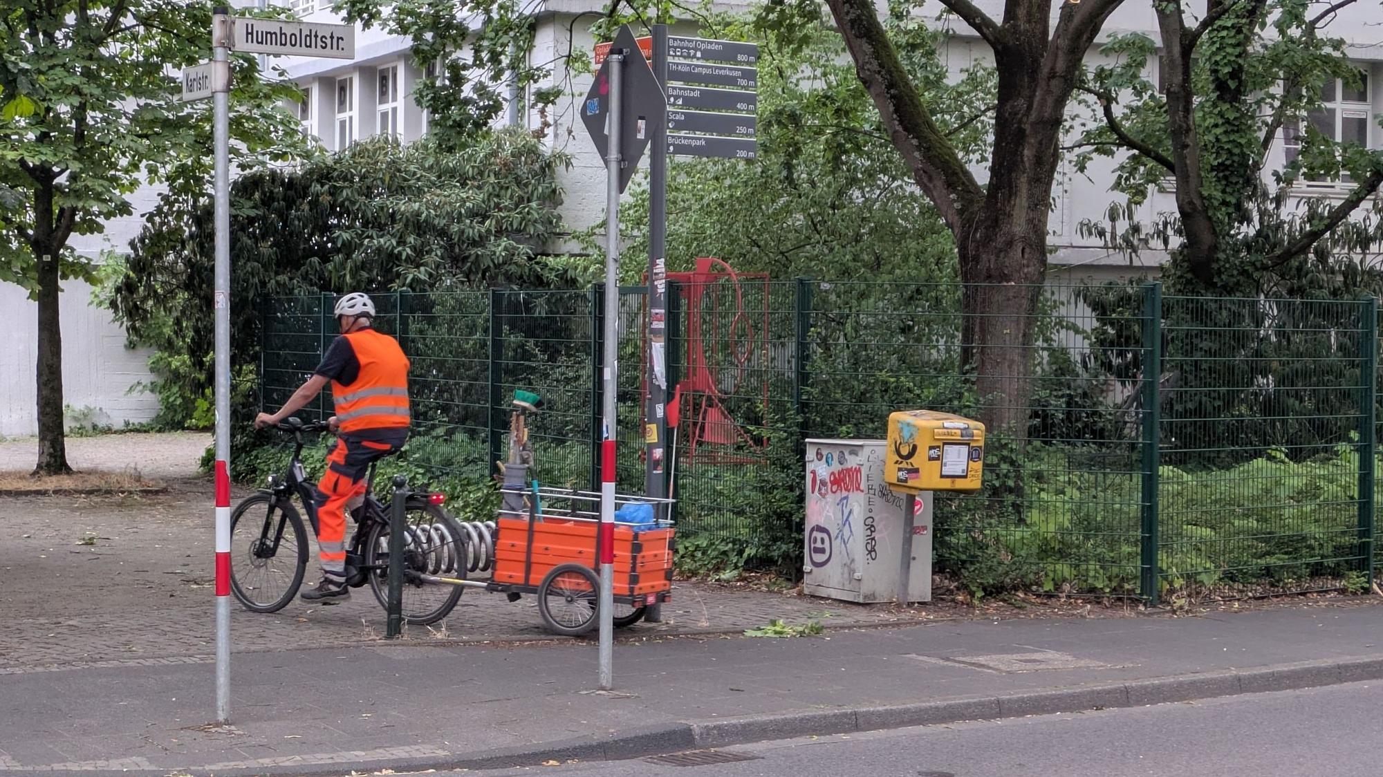 Ein Postverteilkasten und ein Briefkasten in Opladen