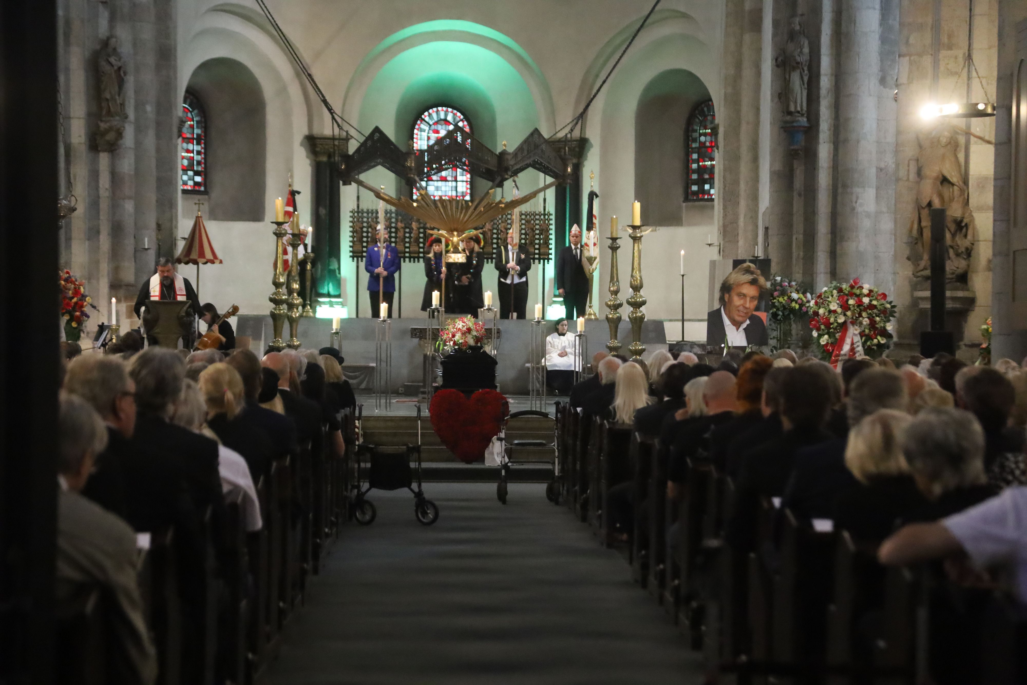 In der Basilika St. Aposteln am Neumarkt verabschiedeten sich Familien und Freunde, Angehörige und Weggefährten, Fußballer und Karnevalisten, Promis und Gastronomen von Günter Pütz.