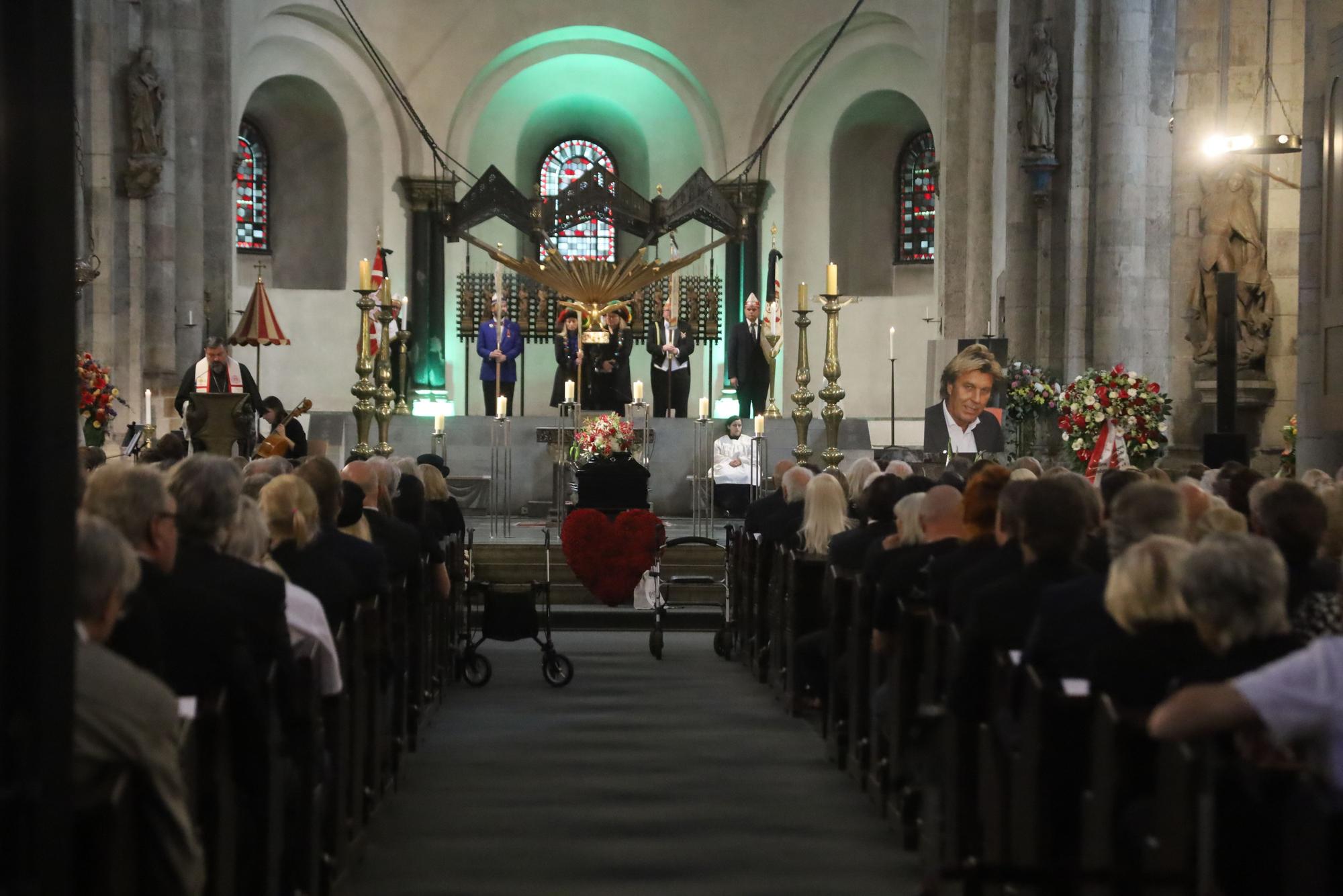 In der Basilika St. Aposteln am Neumarkt verabschiedeten sich Familien und Freunde, Angehörige und Weggefährten, Fußballer und Karnevalisten, Promis und Gastronomen von Günter Pütz.