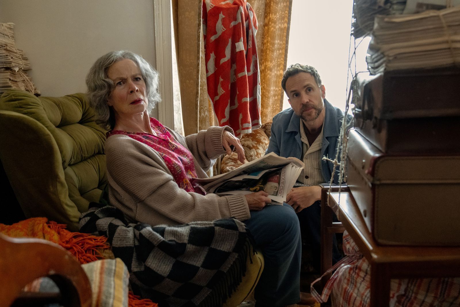 Jason (Rafe Spall) will Sozialarbeiter werden und trifft dabei auf die Horderin Harriet (Celia Imrie). (Bild: Apple TV)