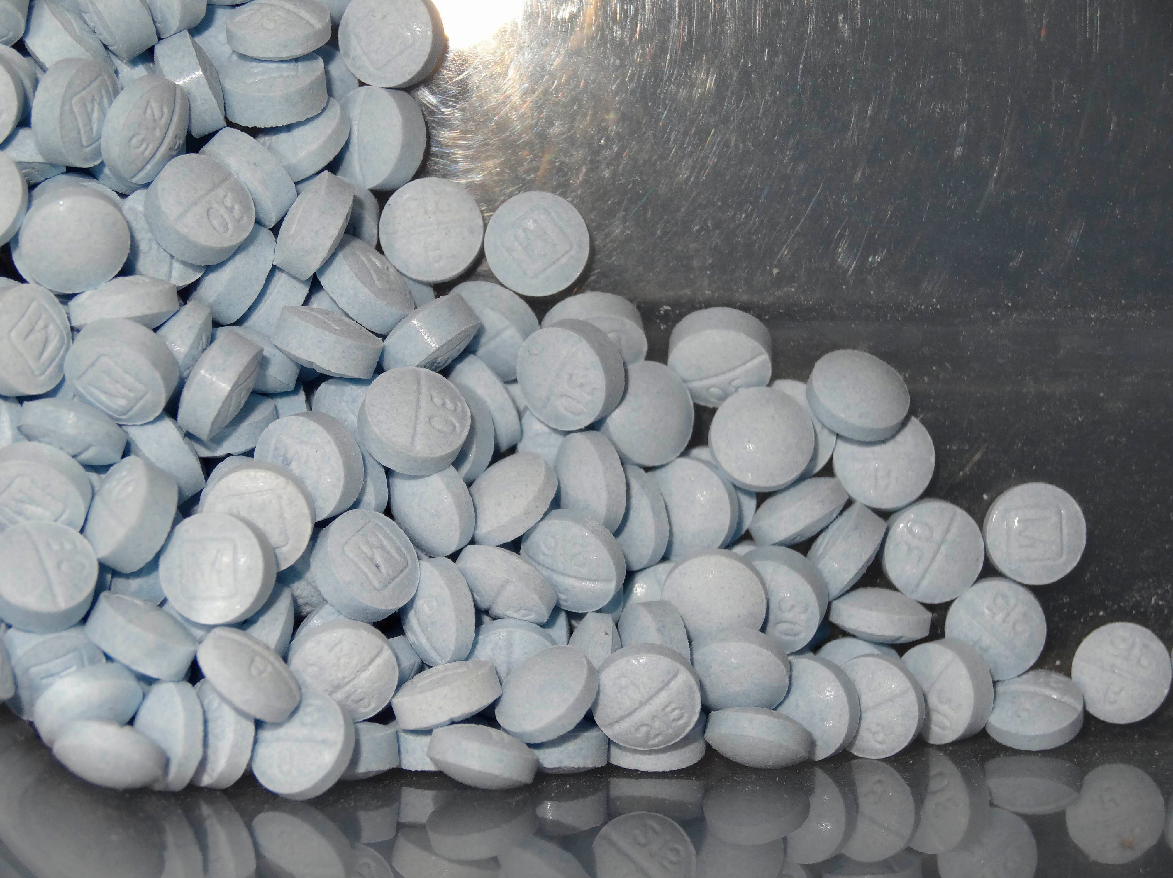 Dieses Foto des U.S. Attorneys Office for Utah zeigt gefälschte, mit Fentanyl gestreckte Oxycodon-Pillen. In den USA sind besonders West Virginia, Ohio und Kentucky von der Opioidkrise betroffen. Allein in den vergangenen fünf Jahren gab es mehr als 200.000 Todesfälle durch Überdosen. (Archivbild)