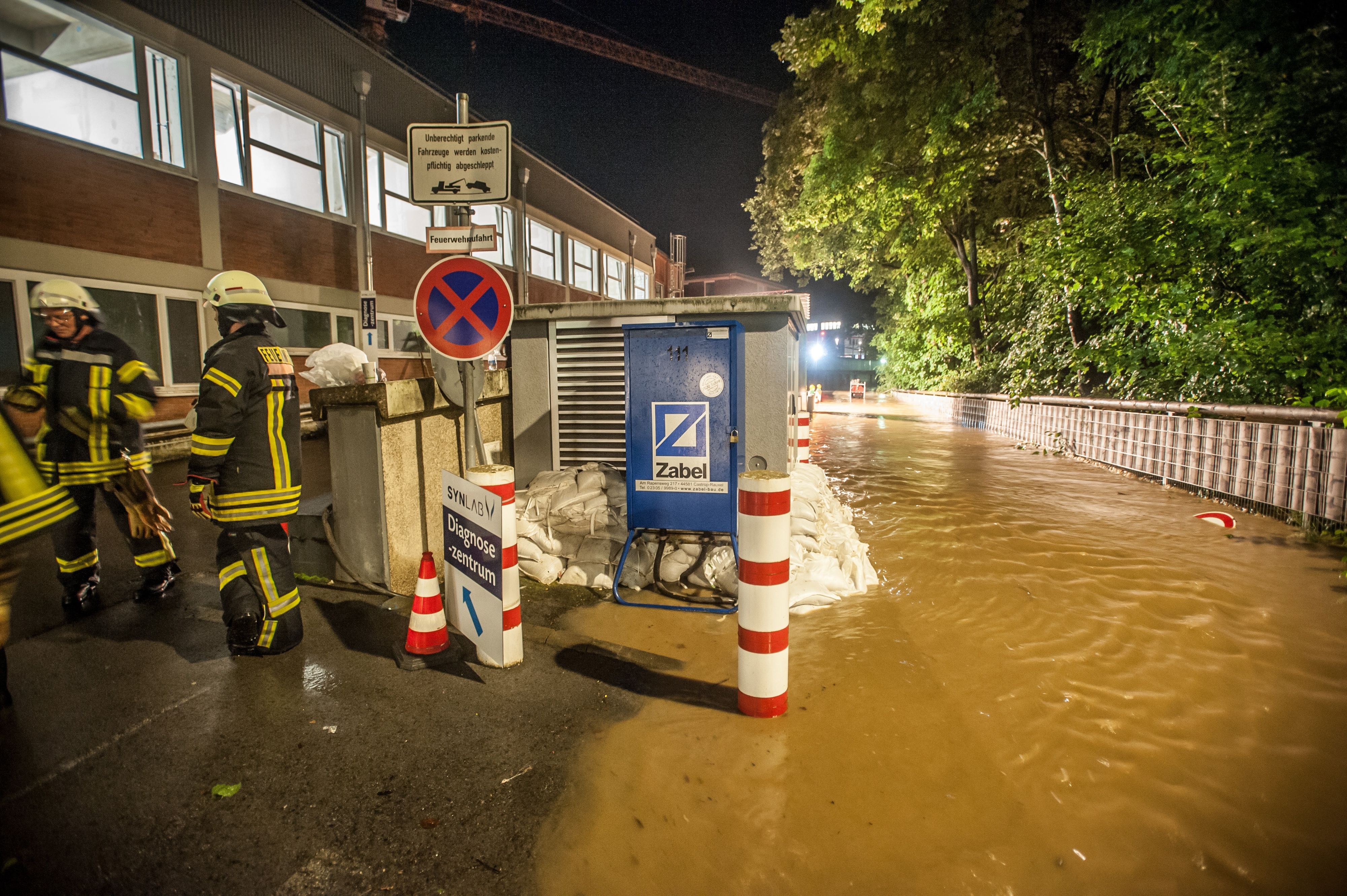 EVL-Trafo mit Sandsäcken steht im Dhünn-Hochwasser.