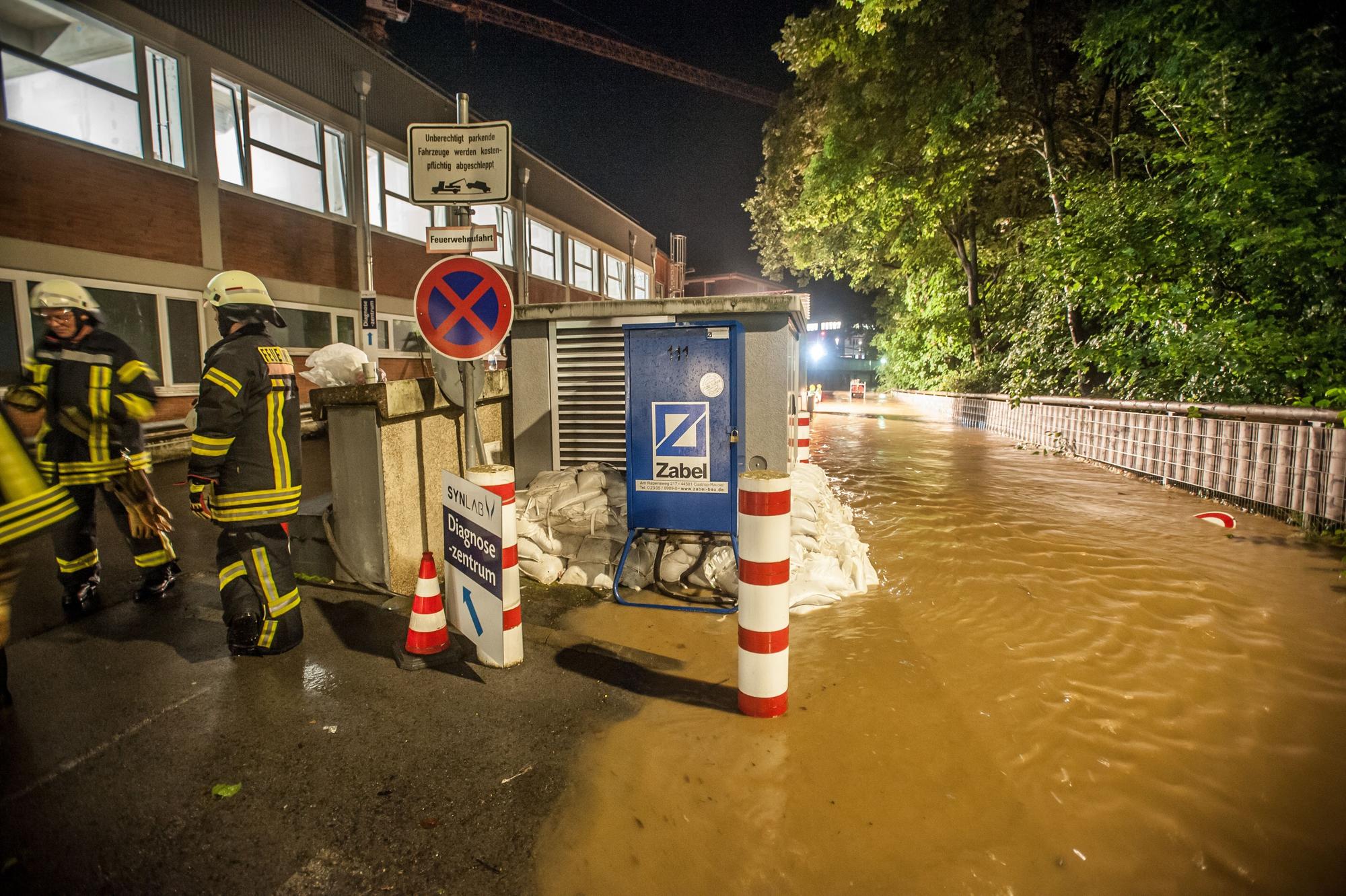 EVL-Trafo mit Sandsäcken steht im Dhünn-Hochwasser.