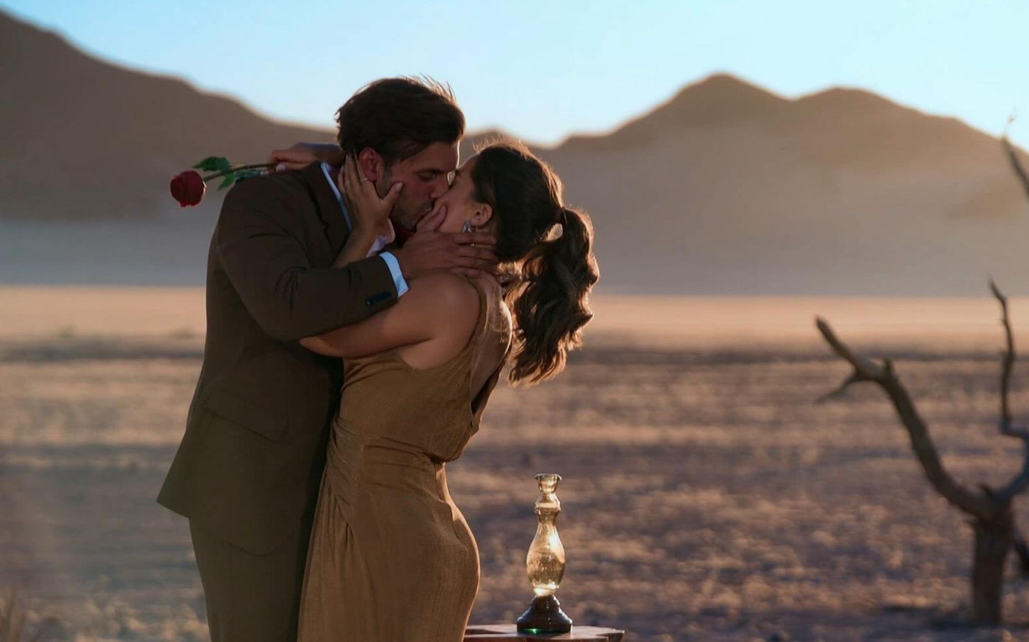 Die letzte Rose des Bachelors geht an Vivi. (Bild: RTL)