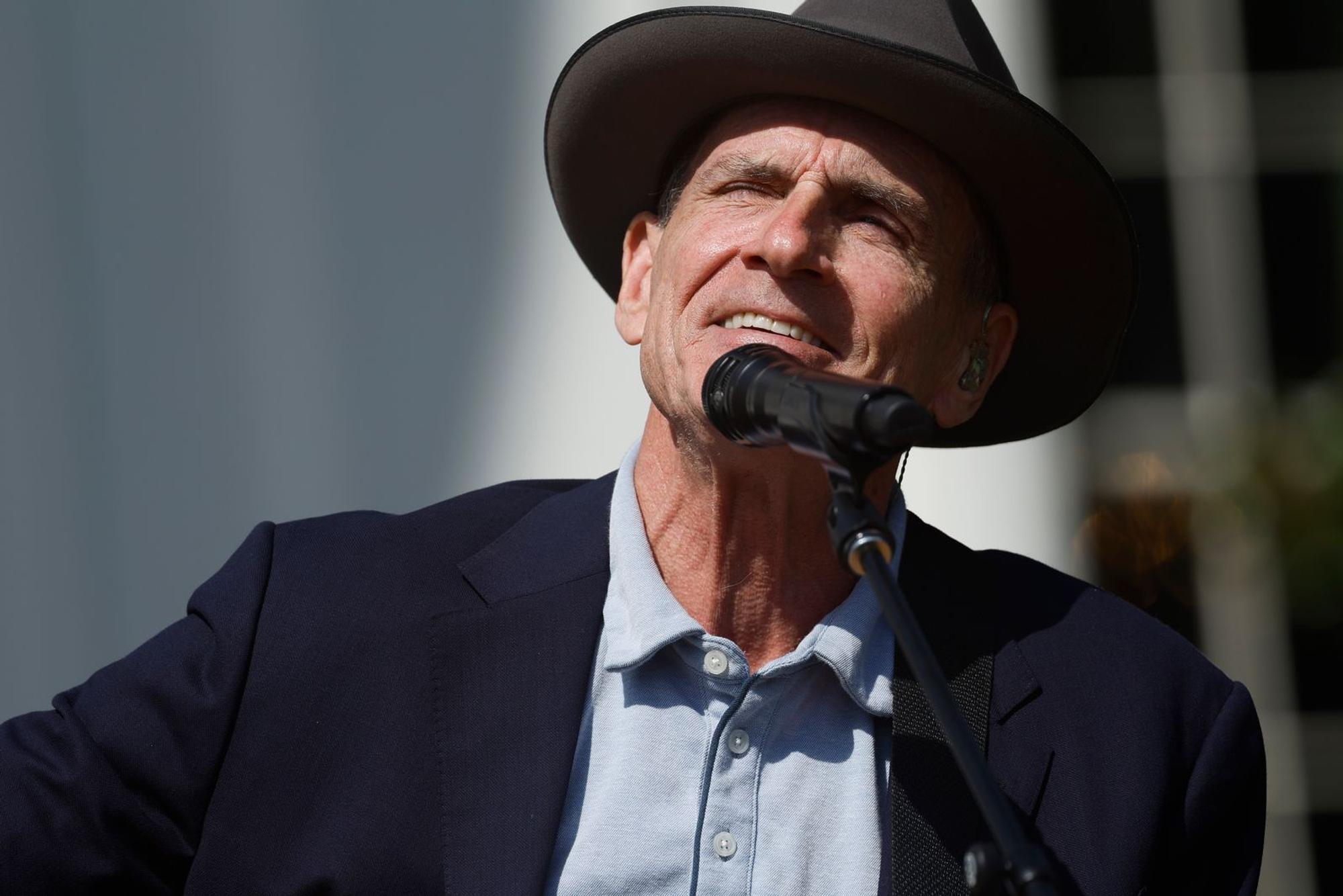 Songwriter-Legende James Taylor war auf die Hochzeit von Travis Kelce und Taylor Swift eingeladen, sagte aber wegen einer Verpflichtung ab. (Bild: Anna Moneymaker/Getty Images)