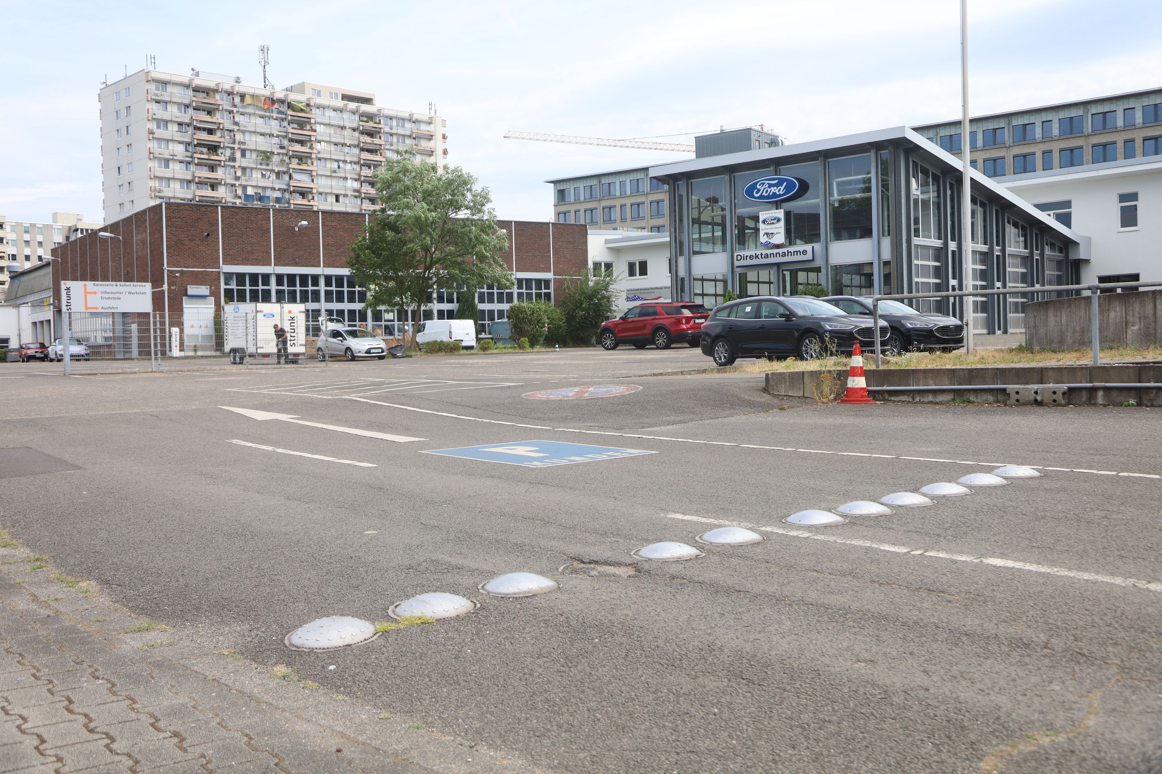 Auf dem Gelände des früheren Autohauses Strunk an der Neusser Straße soll bis 2031 ein neues Gymnasium gebaut werden – ohne Klimaanlage.