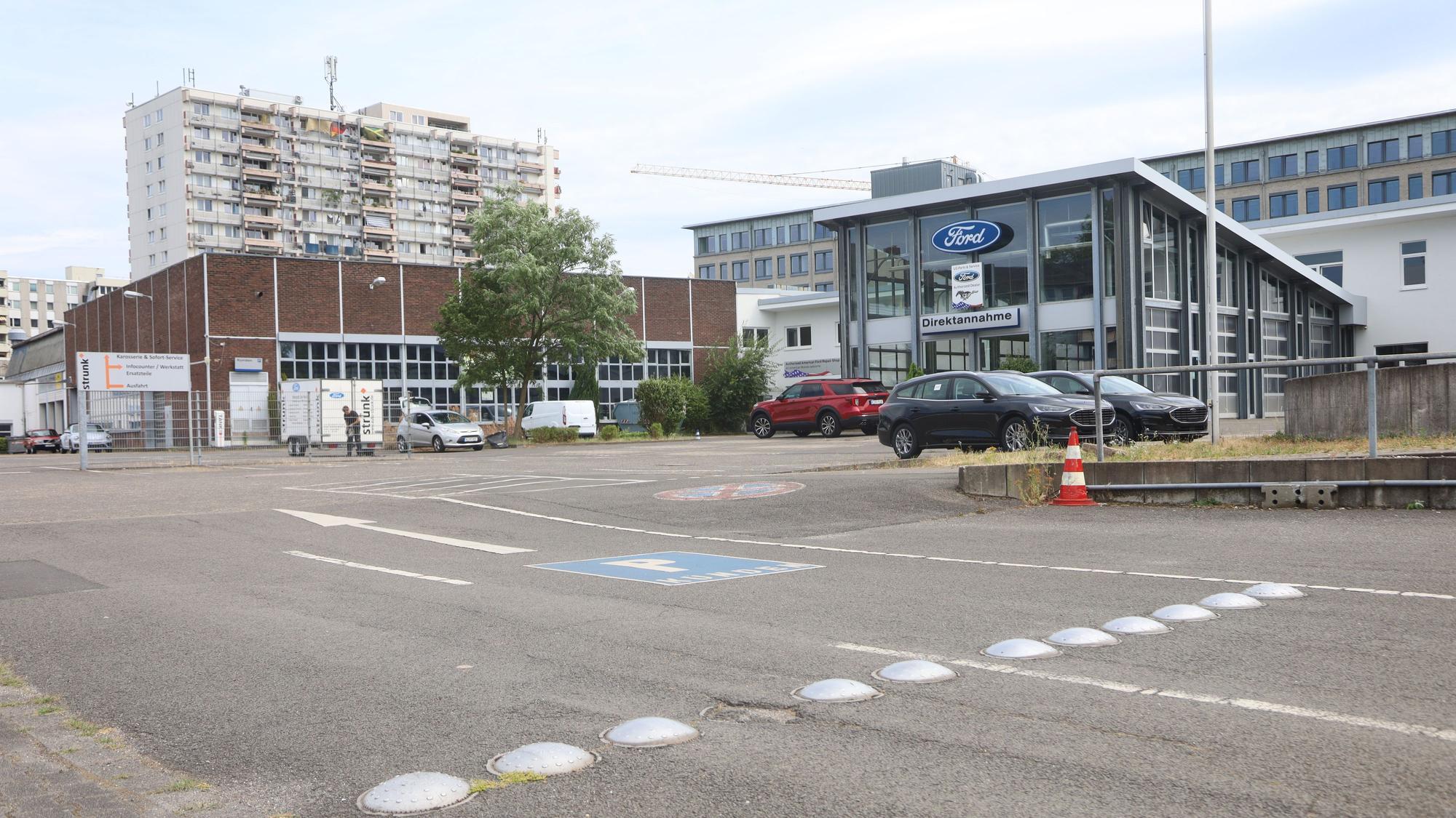 Auf dem Gelände des früheren Autohauses Strunk an der Neusser Straße soll bis 2031 ein neues Gymnasium gebaut werden – ohne Klimaanlage.
