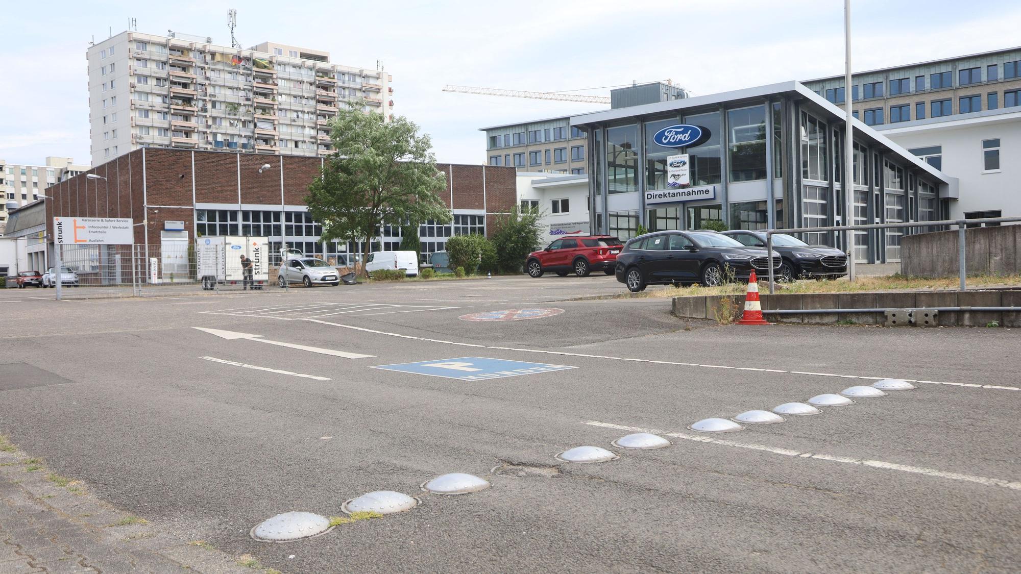 Auf dem Gelände des früheren Autohauses Strunk an der Neusser Straße soll bis 2031 ein neues Gymnasium gebaut werden – ohne Klimaanlage.