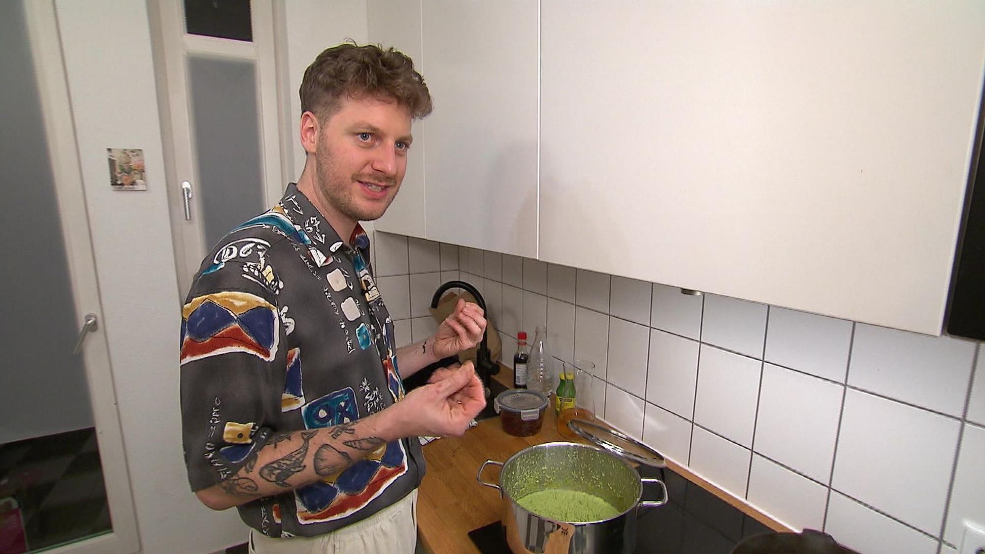 Zur Wirsing-Roulade serviert Niclas ein Erbsenpüree.
(Bild: RTL)