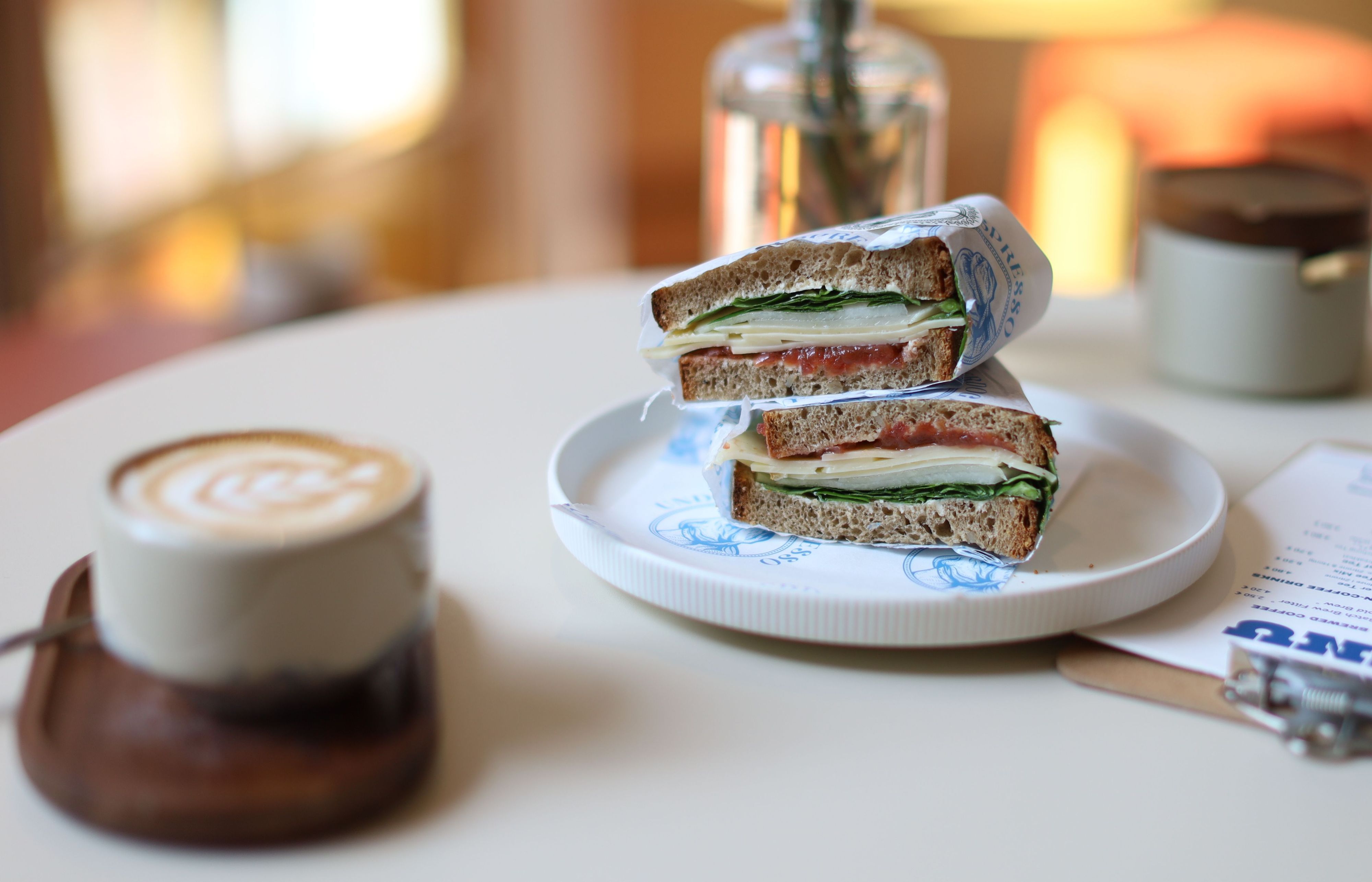 Essen und Trinken auf einem Tisch im Café Underdog Espresso in Köln.