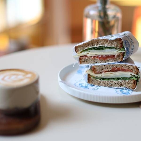 Essen und Trinken auf einem Tisch im Café Underdog Espresso in Köln.