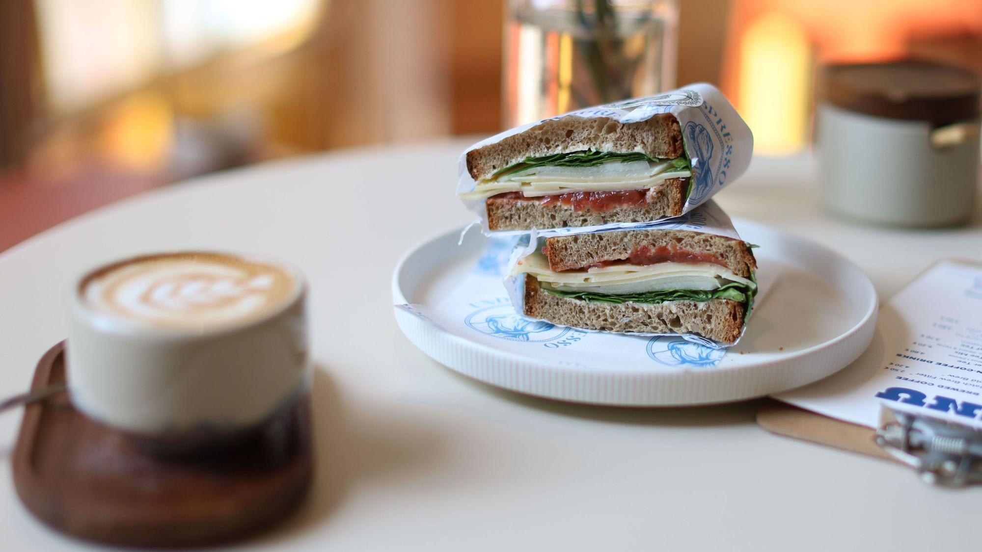 Essen und Trinken auf einem Tisch im Café Underdog Espresso in Köln.