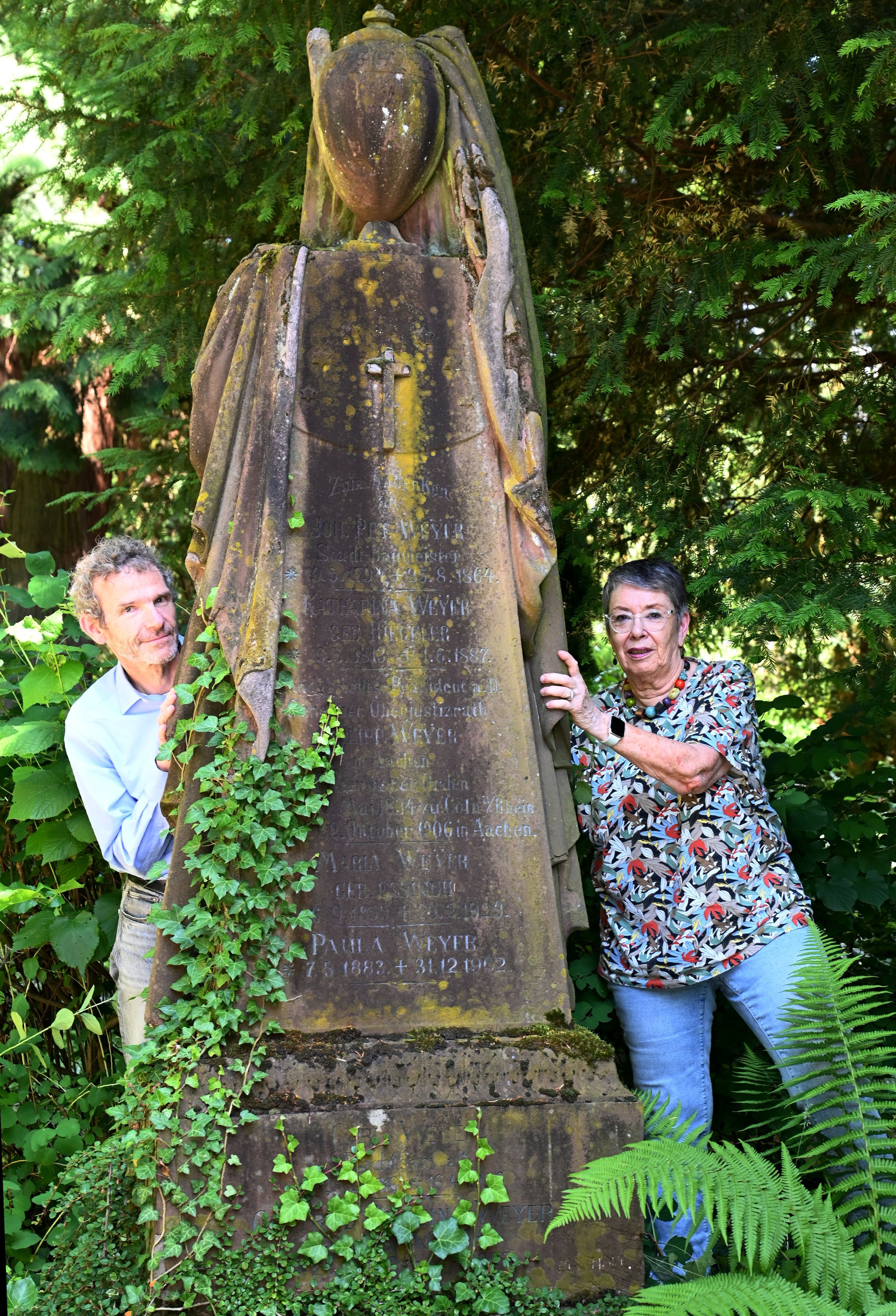 Barbara Schock-Werner und Co-Autor Joachim Frank am efeubewachsenen Ehrengrab des früheren Kölner Stadtbaumeisters Johann Peter Weyer (1794 bis 1864) auf dem Friedhof Melaten. Der Wallraf-Schüler entwarf das Gerichtsgebäude am Appellhofplatz.