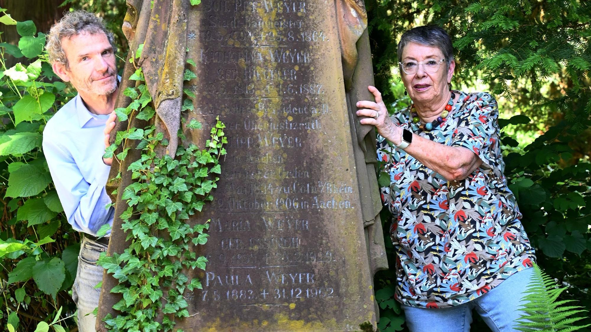Barbara Schock-Werner und Co-Autor Joachim Frank am efeubewachsenen Ehrengrab des früheren Kölner Stadtbaumeisters Johann Peter Weyer (1794 bis 1864) auf dem Friedhof Melaten. Der Wallraf-Schüler entwarf das Gerichtsgebäude am Appellhofplatz.