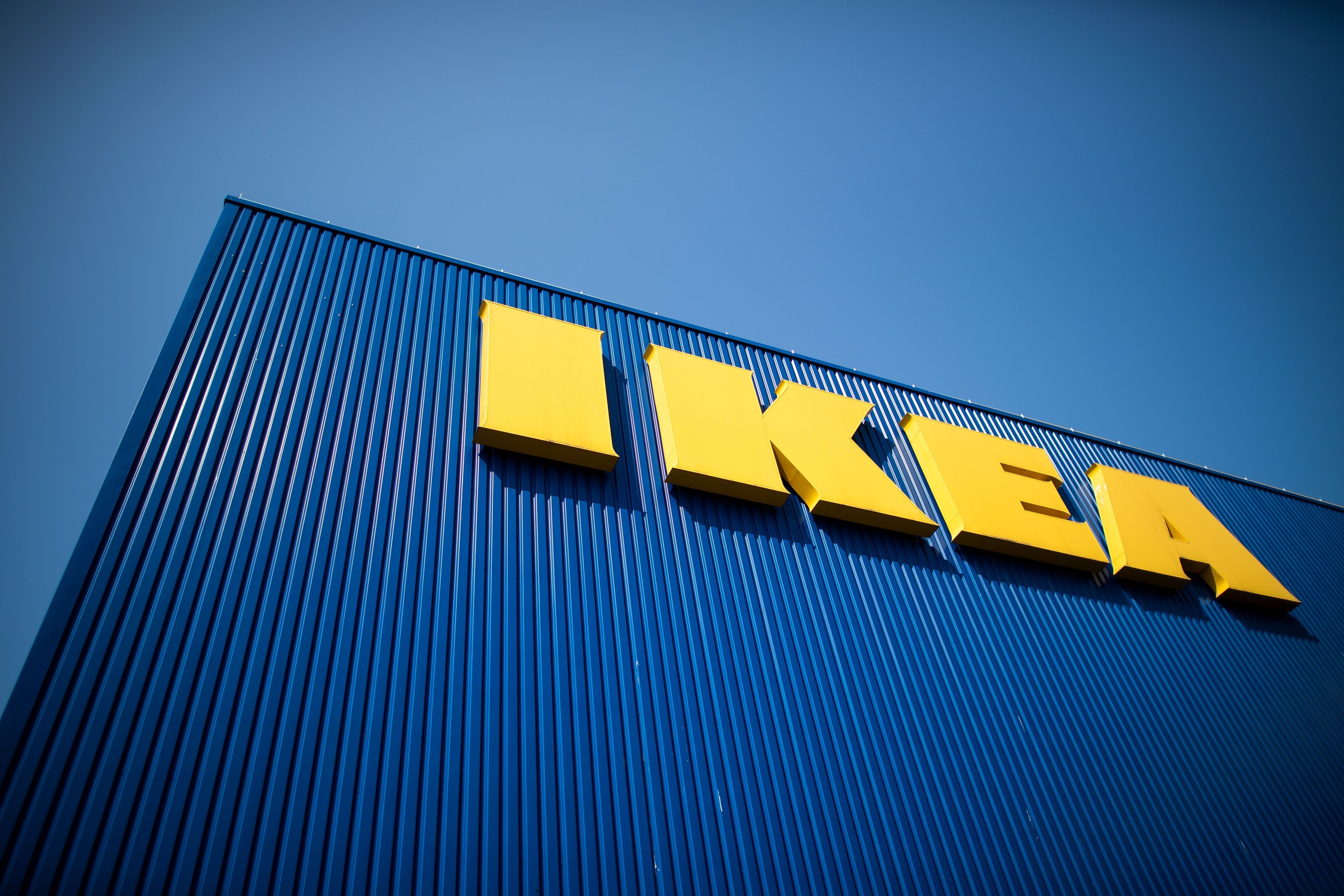 Der Schriftzug IKEA ist auf der Fassade eines Möbelhauses zu sehen.