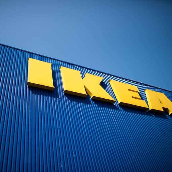 Der Schriftzug IKEA ist auf der Fassade eines Möbelhauses zu sehen.