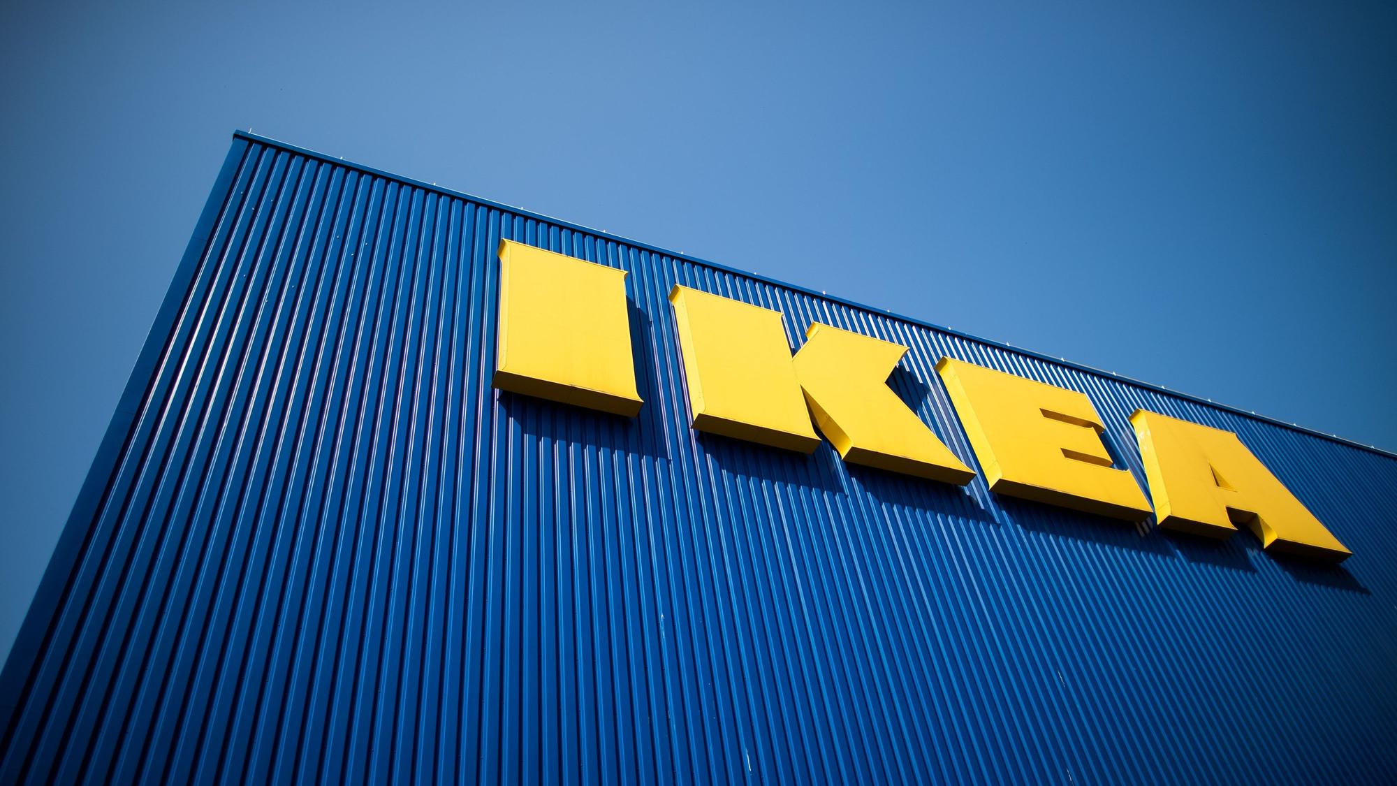Der Schriftzug IKEA ist auf der Fassade eines Möbelhauses zu sehen.