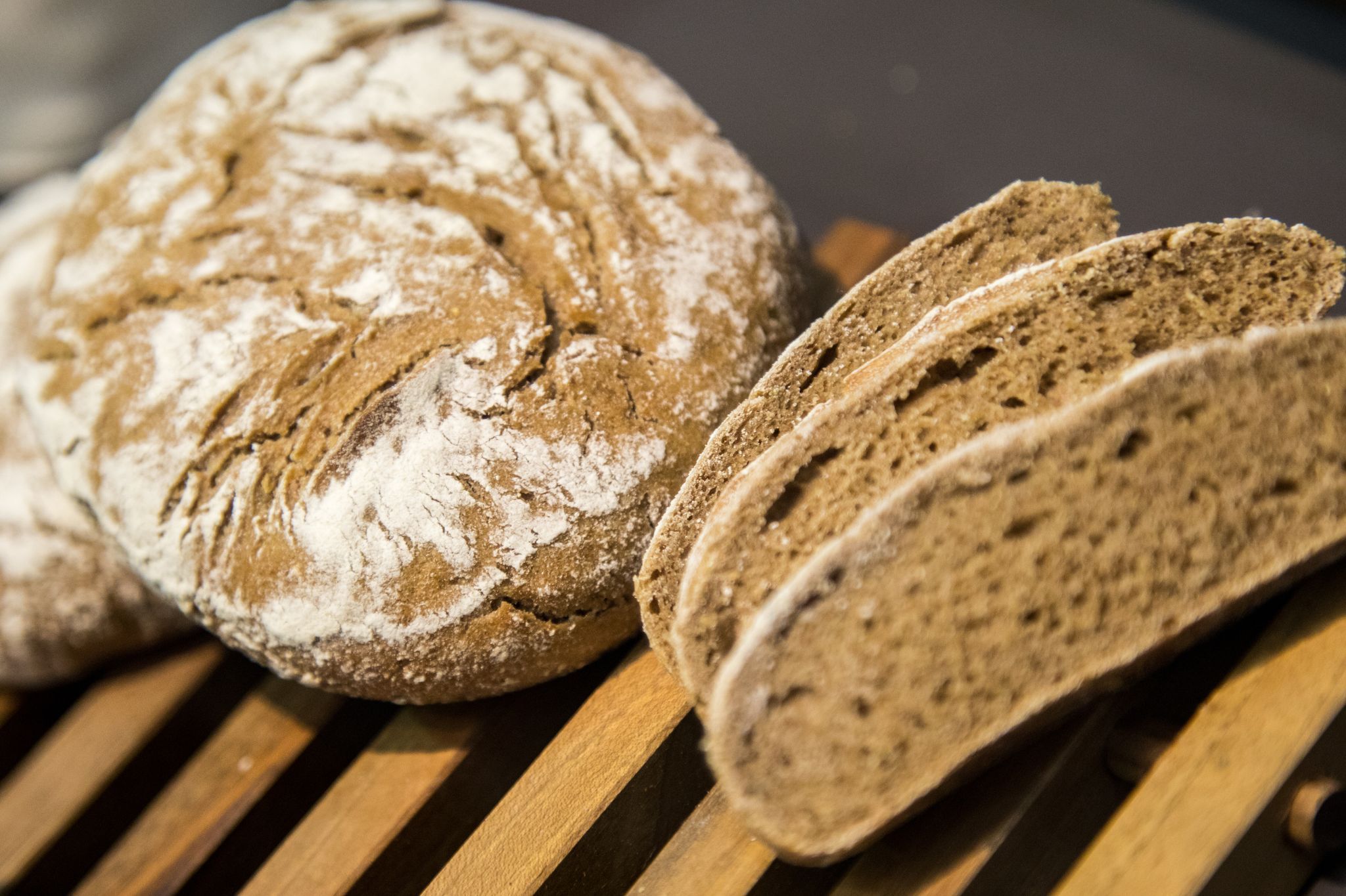Im Brotkasten, in der Bäckertüte oder im Kühlschrank? So wird frisches Brot im Sommer am besten gelagert.