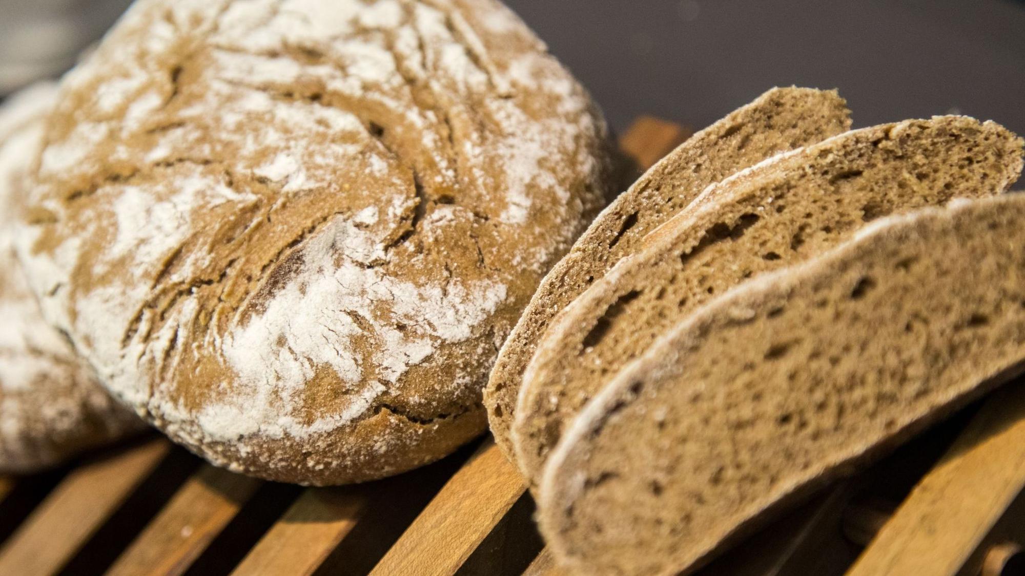 Im Brotkasten, in der Bäckertüte oder im Kühlschrank? So wird frisches Brot im Sommer am besten gelagert.