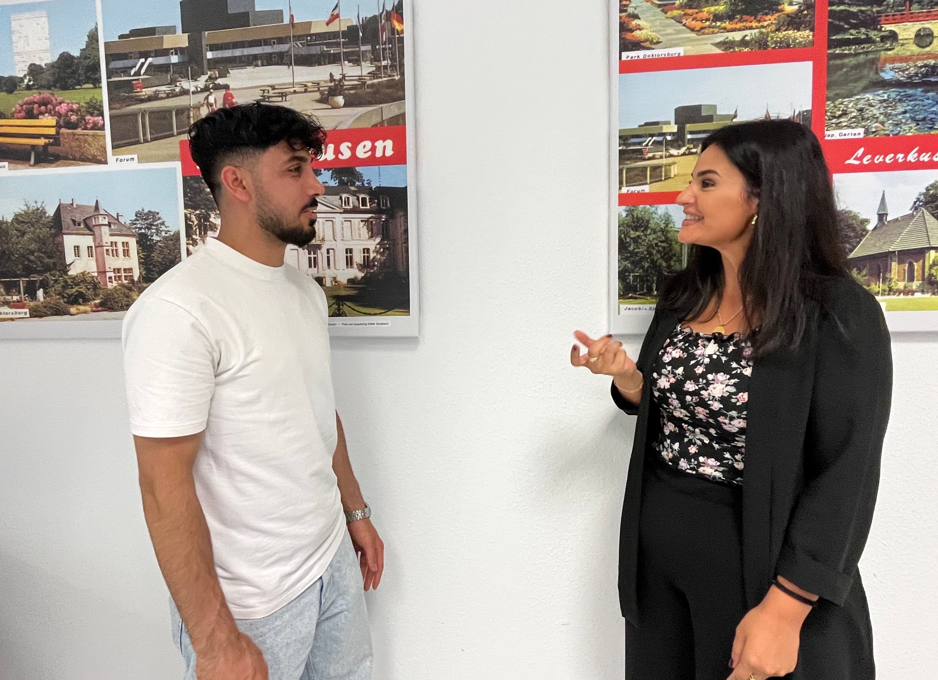 Cansu Aslan (r) betreut Ahmed Mohsin im kommunalen Integrationsmanagement.