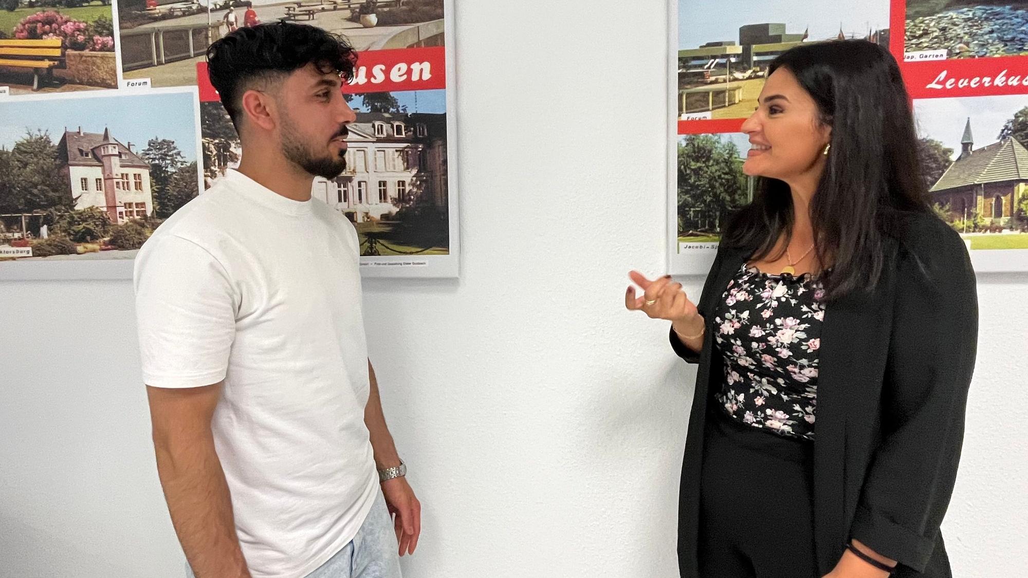 Cansu Aslan (r) betreut Ahmed Mohsin im kommunalen Integrationsmanagement.