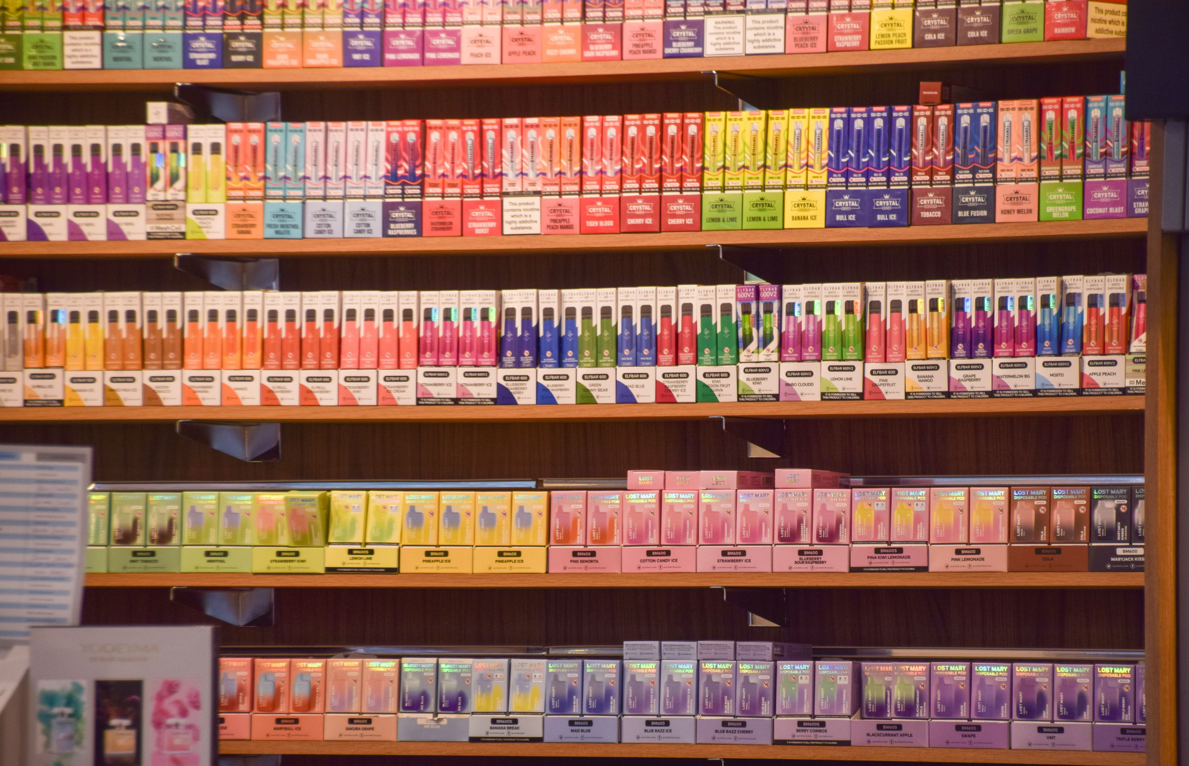 Das breite Sortiment ist der Standard in Tankstellen und Kiosken: Künftig kann die leere Einweg-Vape kostenlos dort zurückgegeben werden, wo sie gekauft wurde.