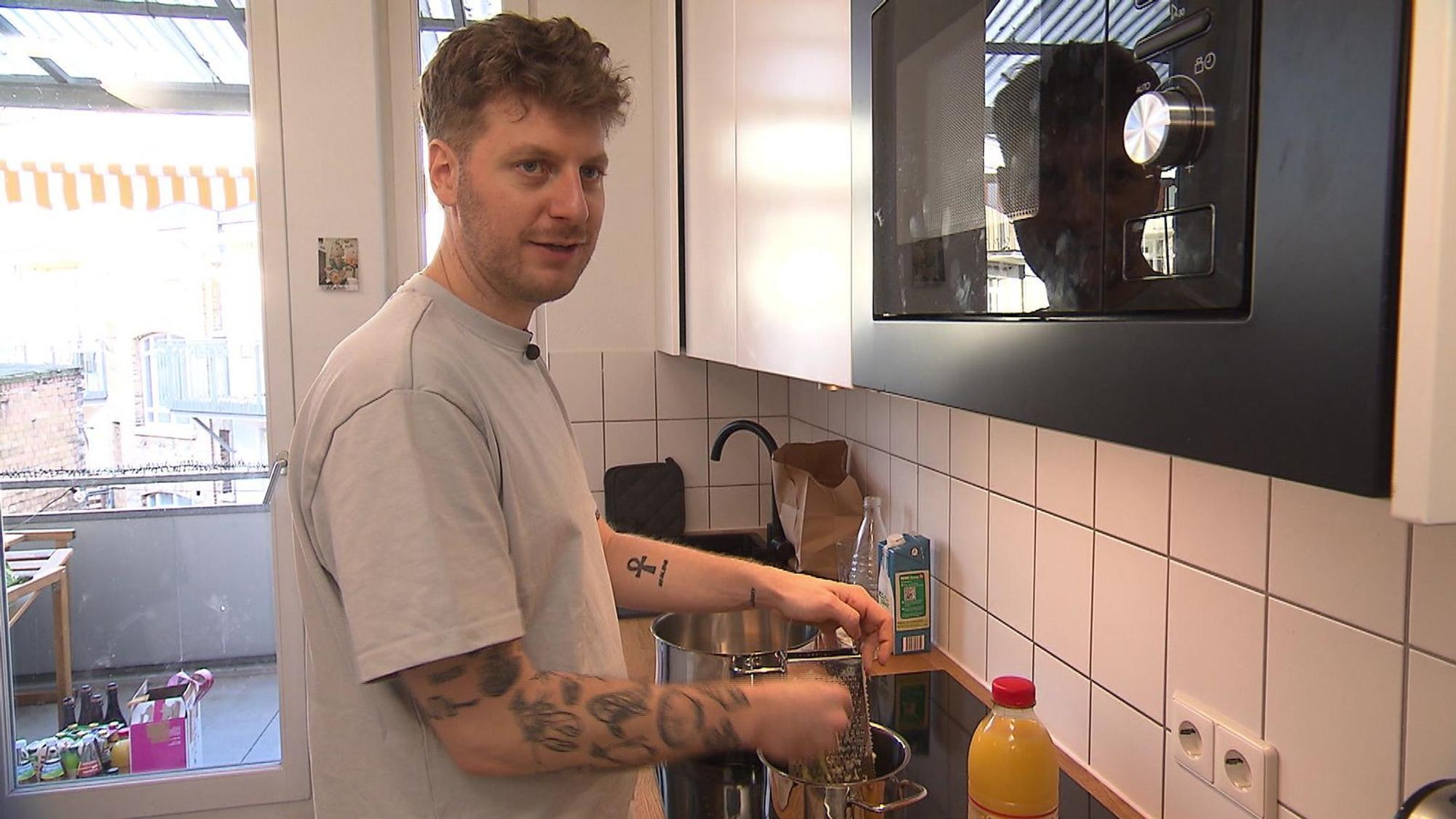 Niclas möchte zeigen, dass vegan auch abwechslungsreich sein kann. (Bild: RTL)
