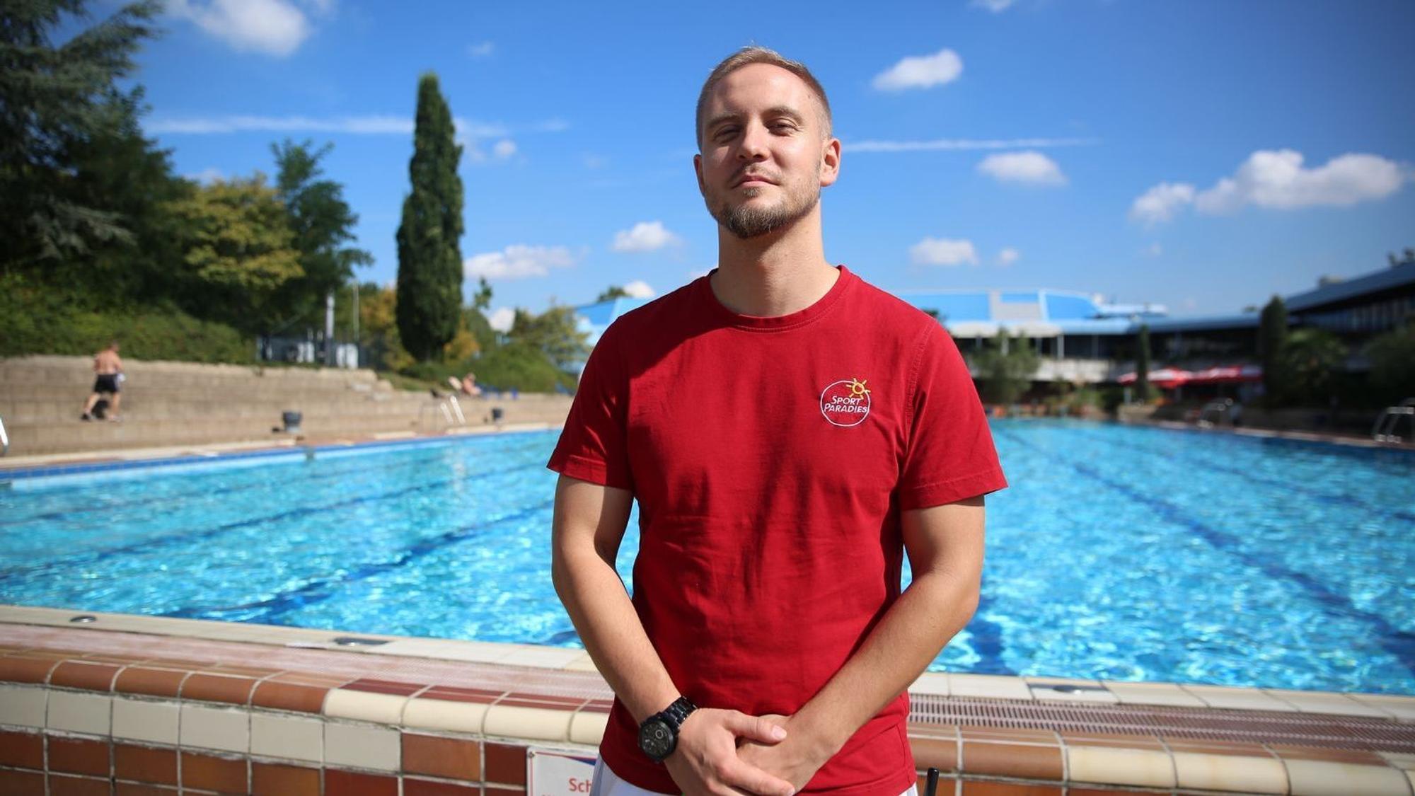 Schwimmmeister David Conrad schmeißt störrische Badegäste auch mal aus dem im Sport-Paradies Gelsenkirchen. Wer Regeln missachtet, für den „ist der Spaß dann leider vorbei“. (Bild: ZDF/Lennart Haneklaus)