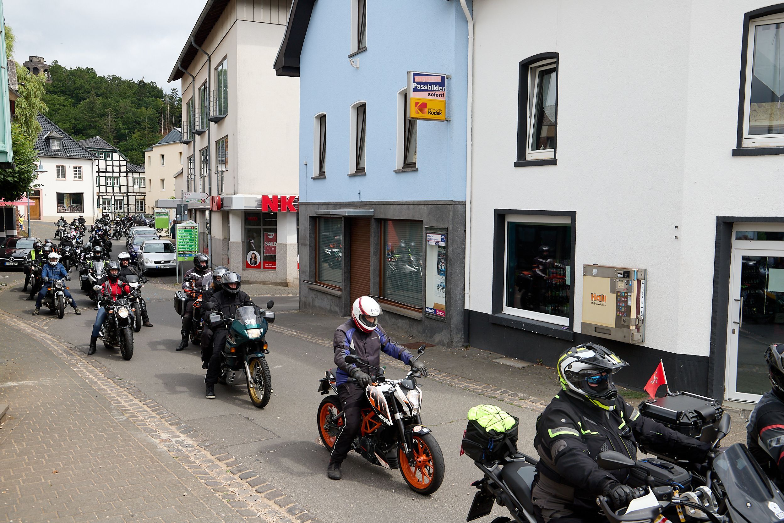 Motorradfahrer fahren durch die Schleidener Innenstadt.