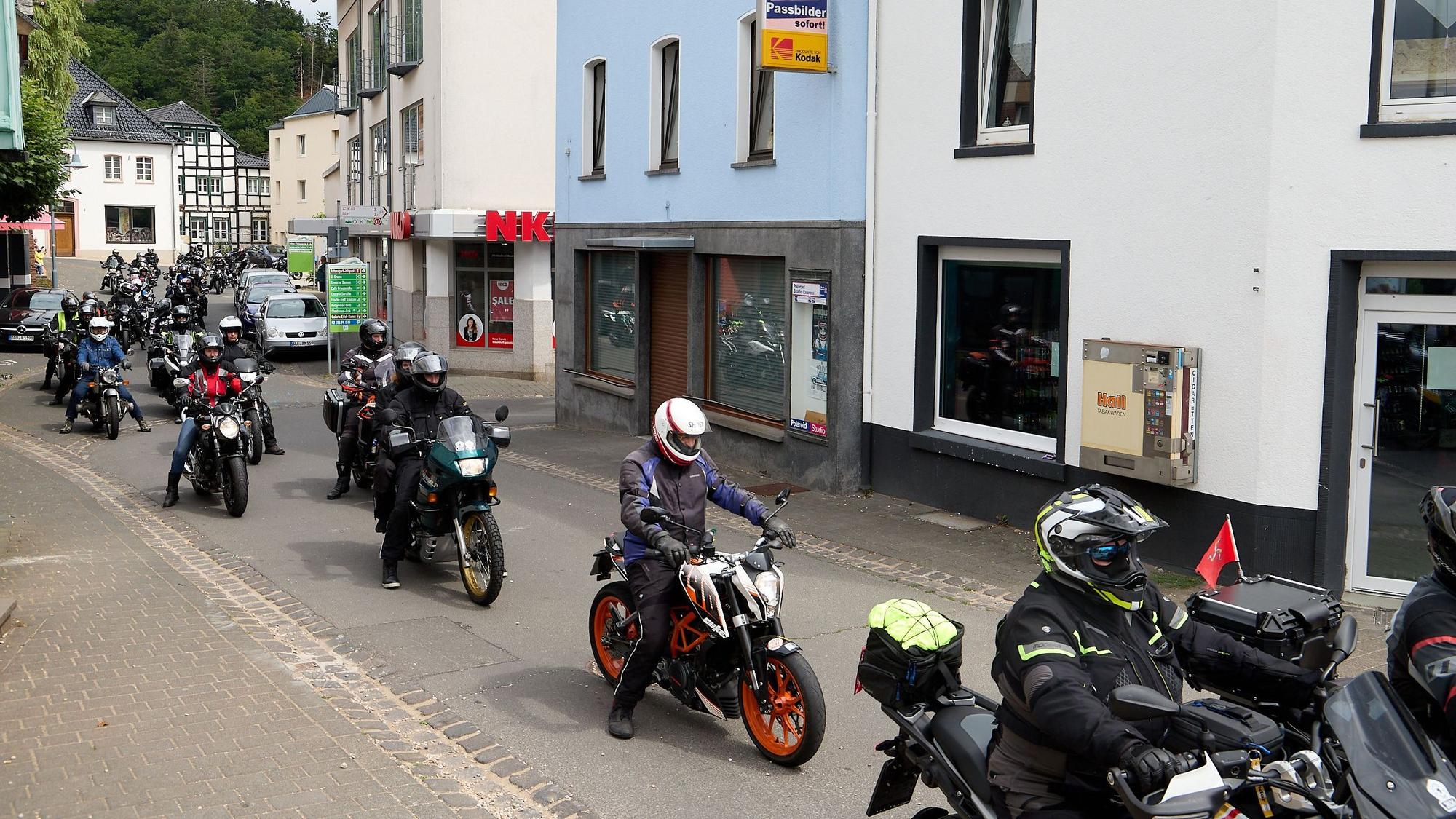 Motorradfahrer fahren durch die Schleidener Innenstadt.