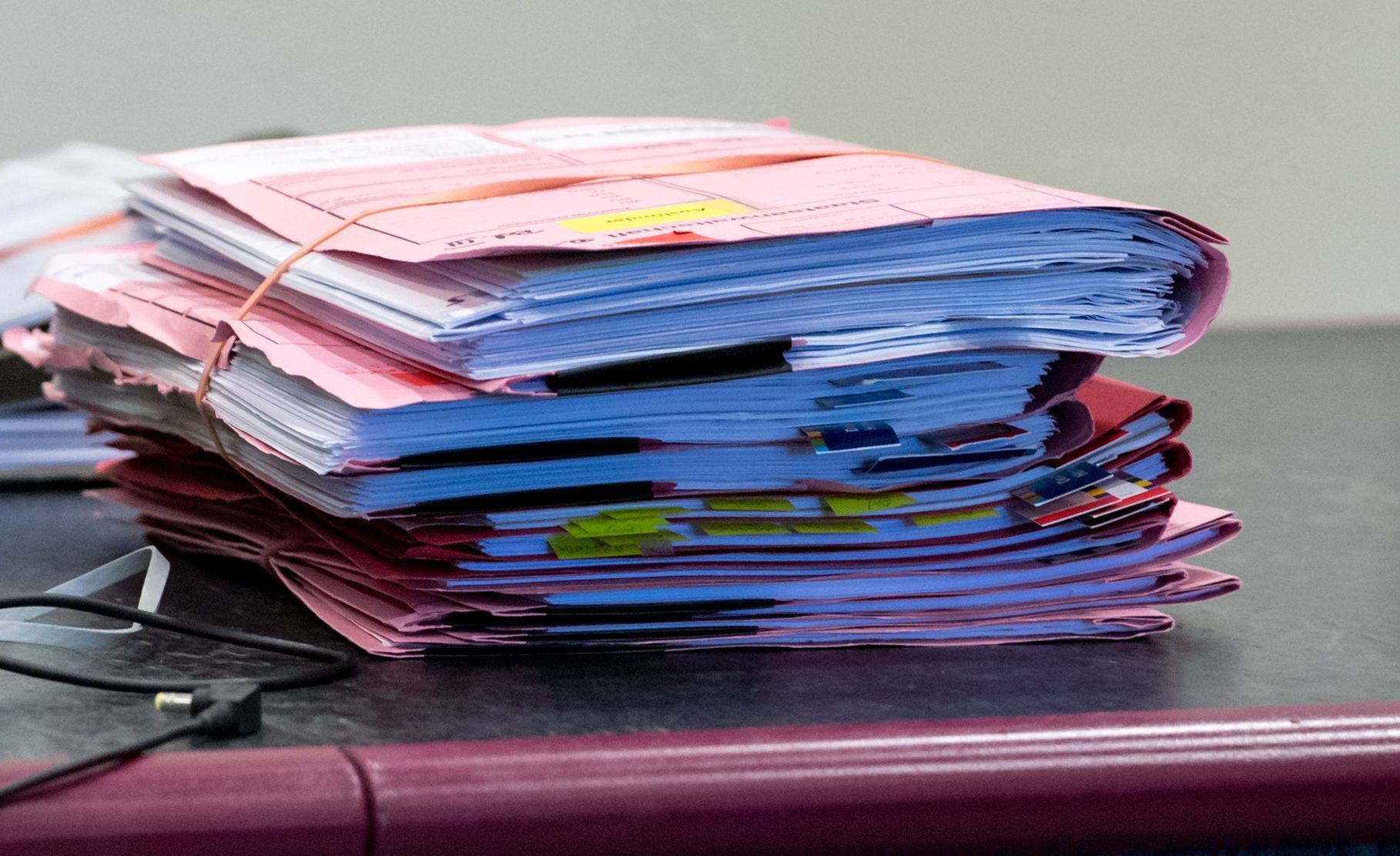 Prozessakten liegen im Landgericht auf dem Tisch des Gerichts.