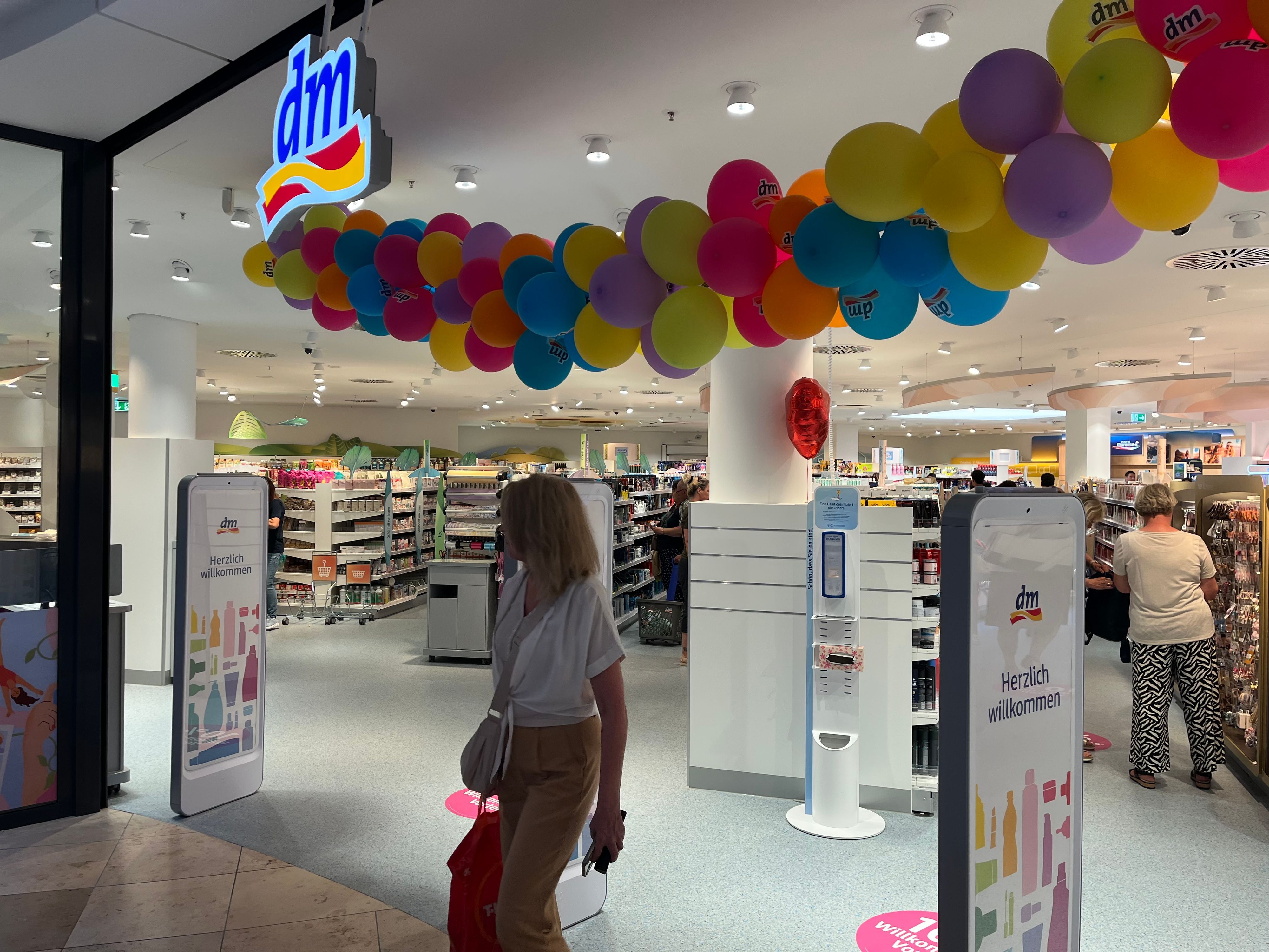 Neueröffnung mit Luftballons: Während andere gehen, hat DM erweitert.