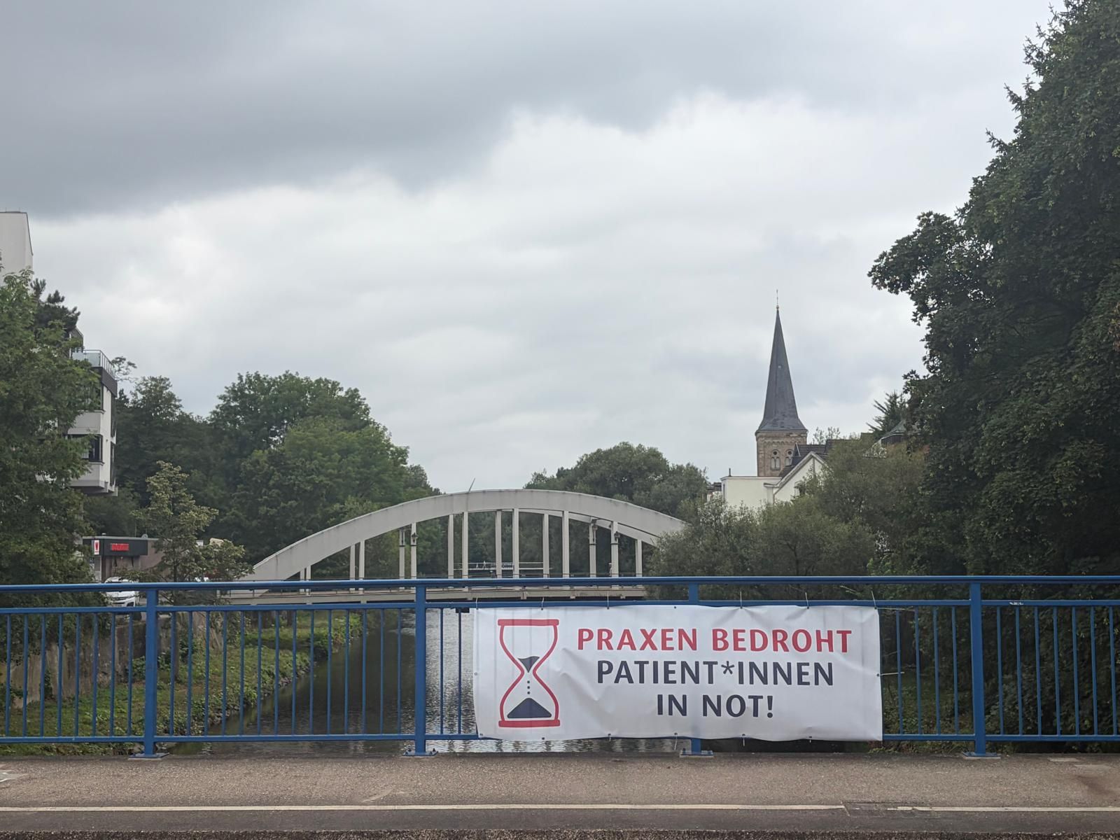 Auch mit Plakaten protestieren Leichlinger Ärztinnen und Ärzte gegen die Sparpläne der Bundesregierung.