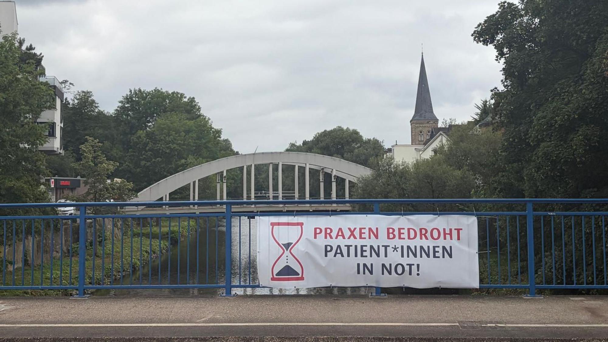 Auch mit Plakaten protestieren Leichlinger Ärztinnen und Ärzte gegen die Sparpläne der Bundesregierung.