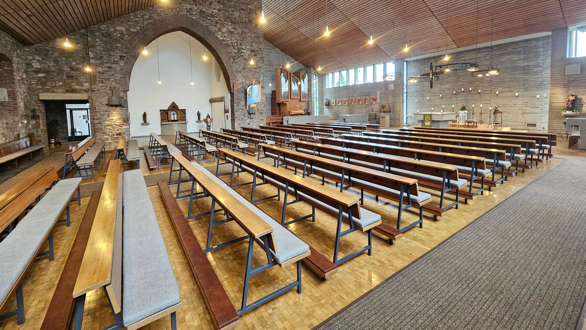 Das Bild zeigt den leeren Kirchenraum.