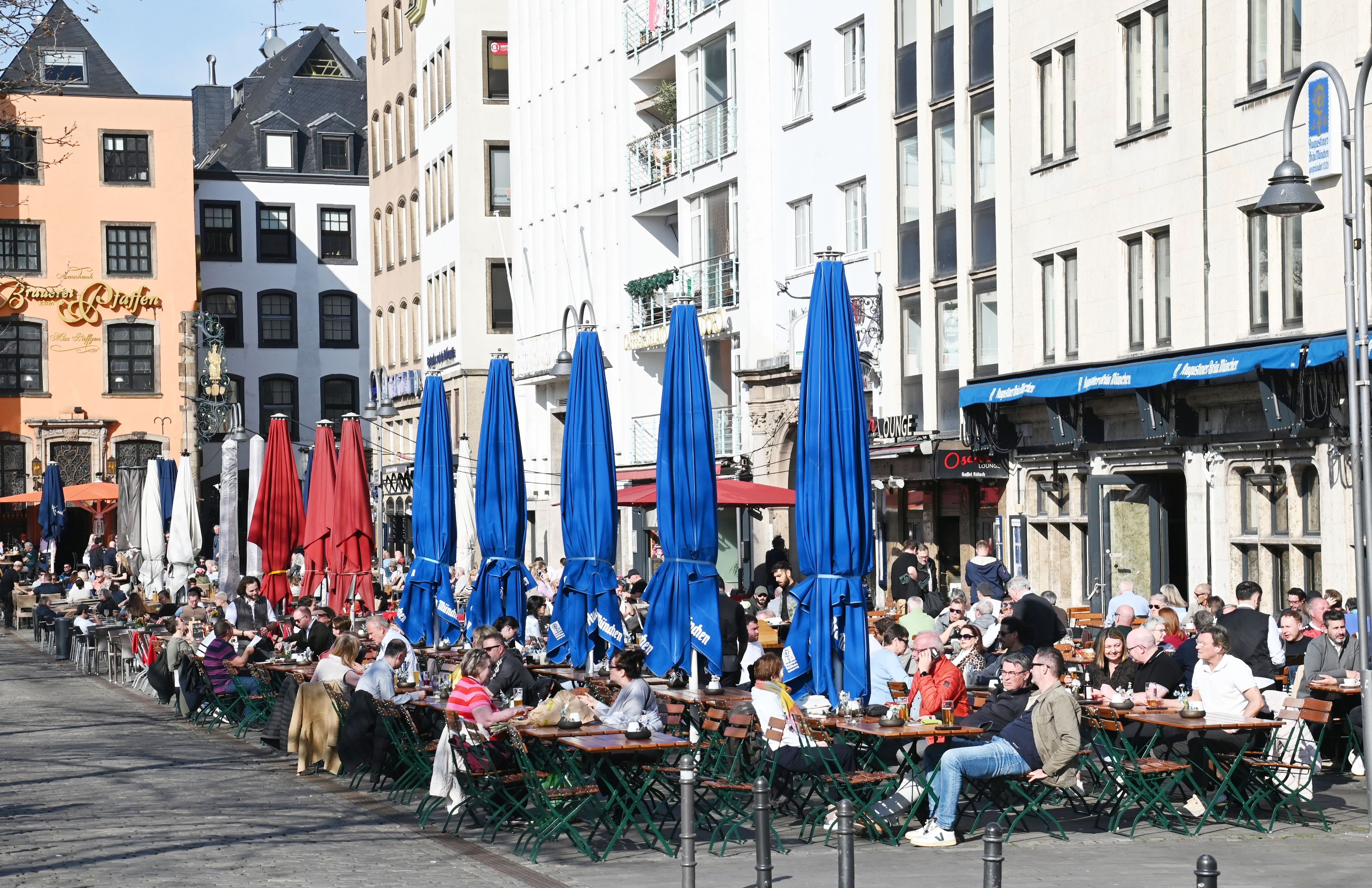 Außengastronomie auf dem Kölner Heumarkt.