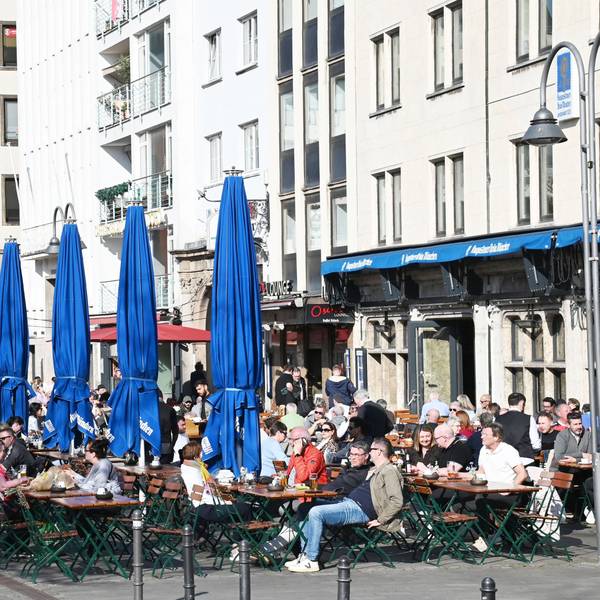 Außengastronomie auf dem Kölner Heumarkt.