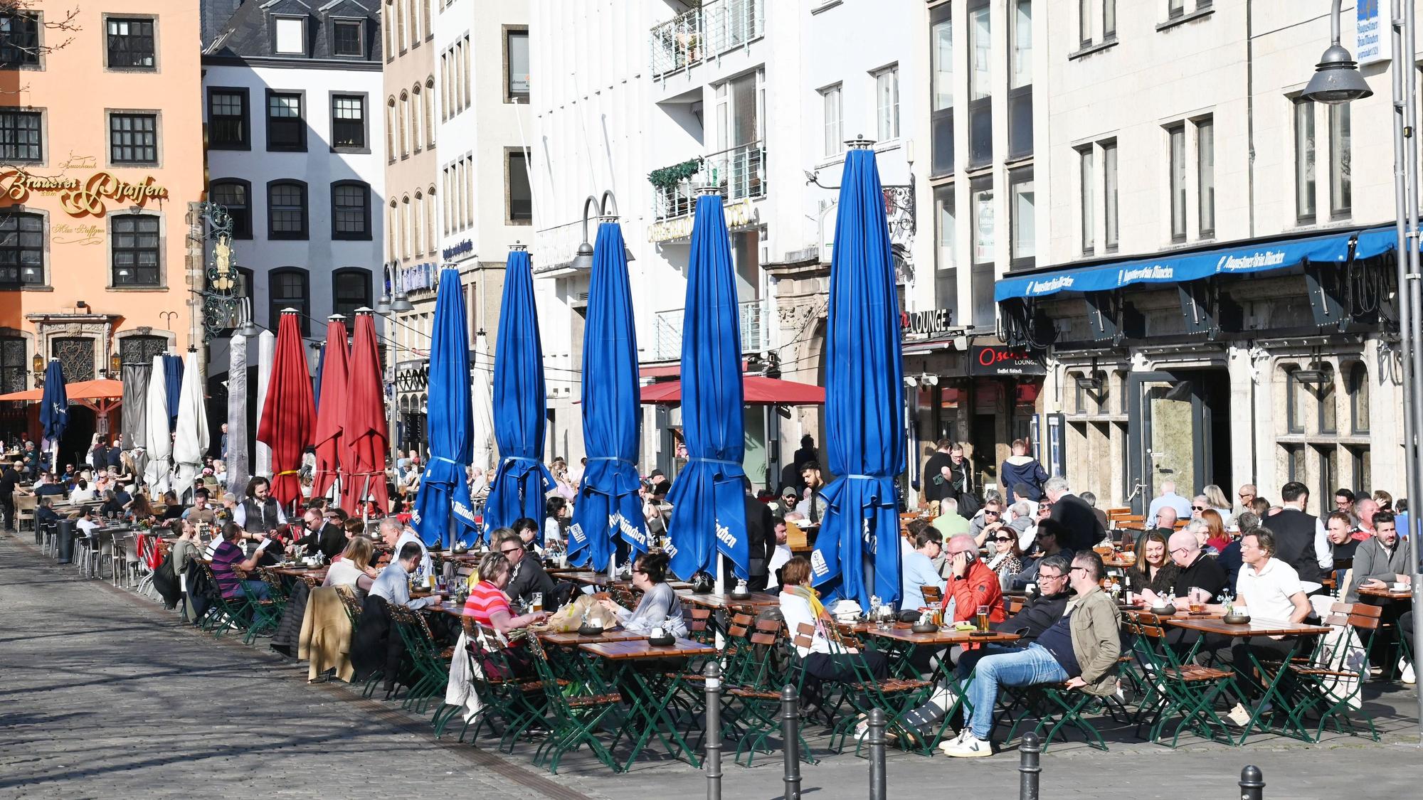 Außengastronomie auf dem Kölner Heumarkt.