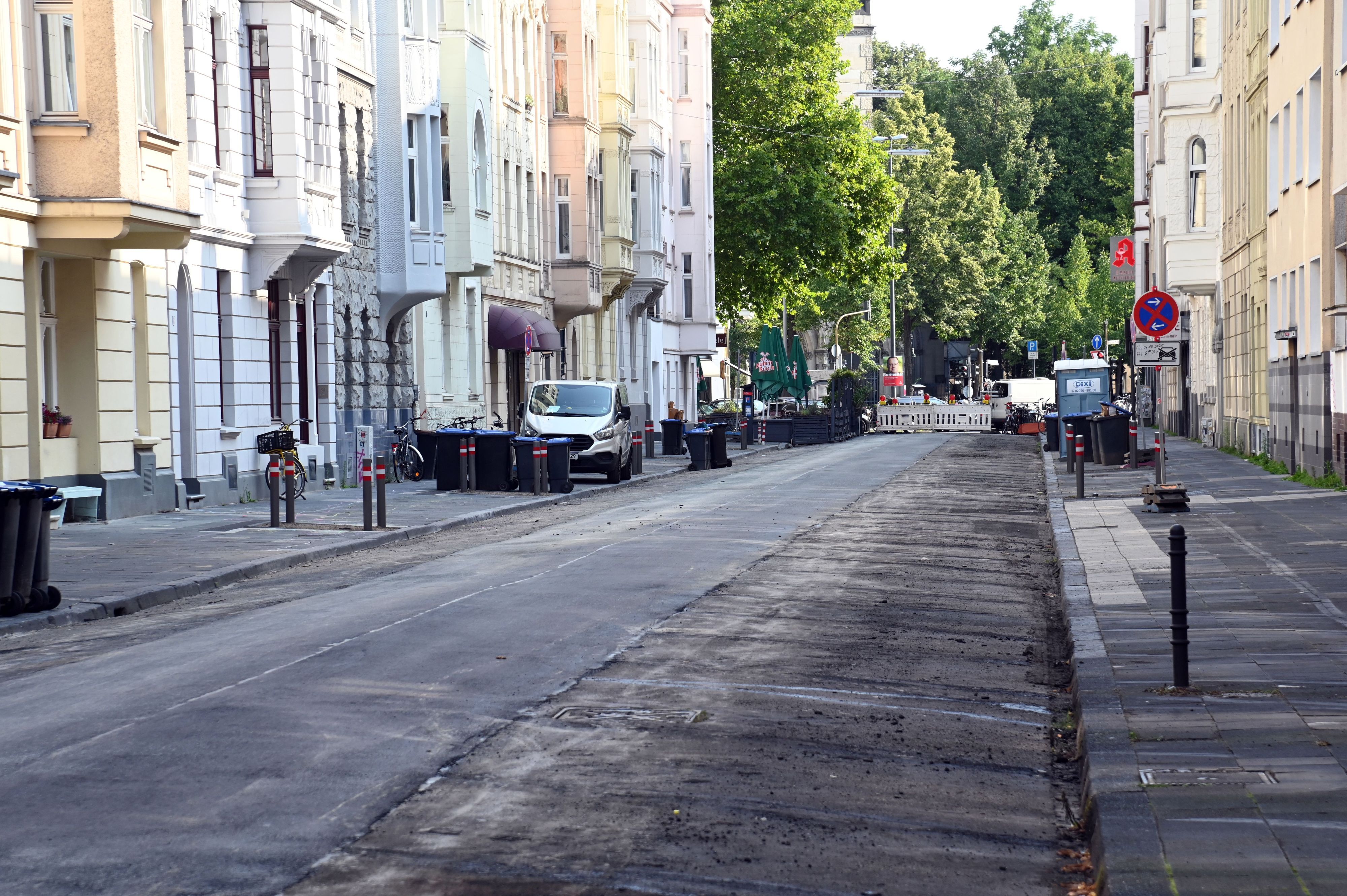 Zurückgebaute Parkplätze und Parkverbotsschild in der Ewaldistraße