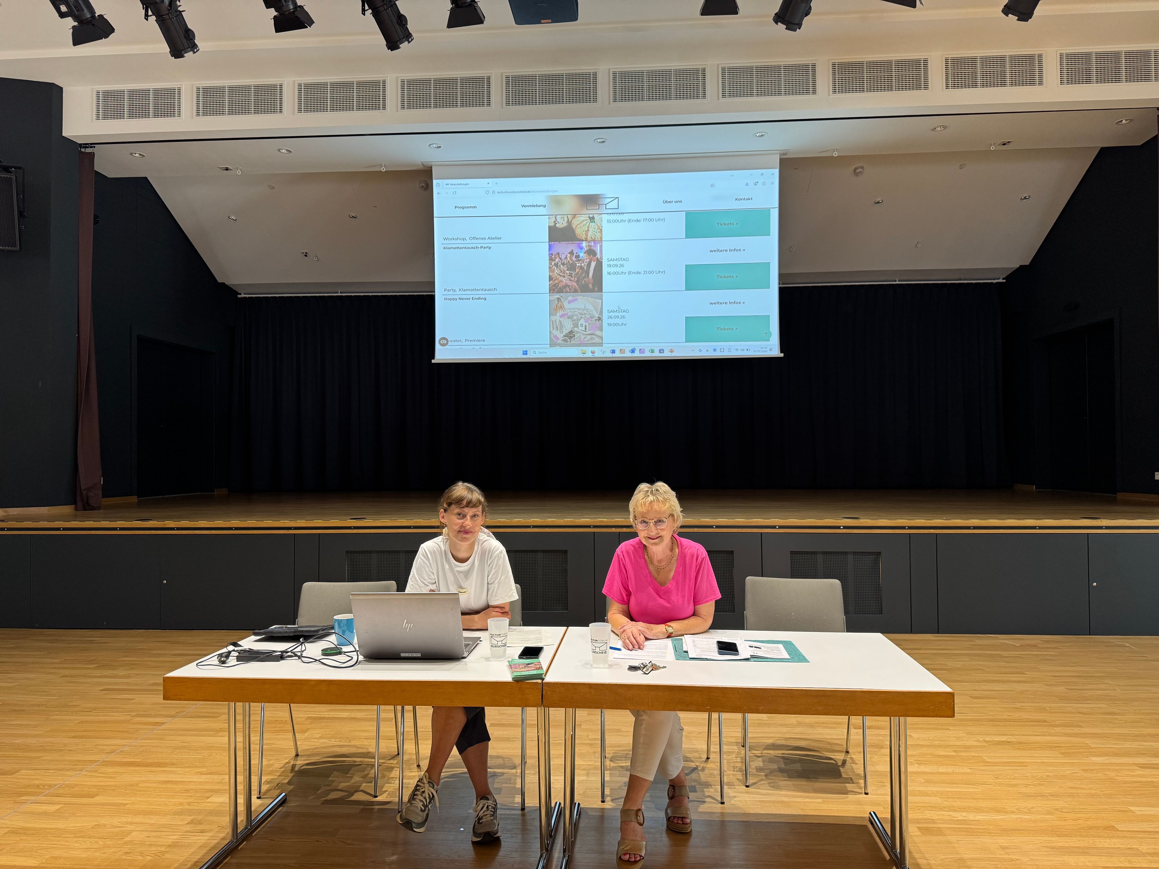 Das Kulturforum Burscheid um Kulturmanagerin Joanna Kischka und Renate Bergfelder Weiss vom Trägerverein Kulturforum Burscheid plant in der zweiten Jahreshälfte unter anderem ein Countrykonzert und eine Klamottentauschparty.