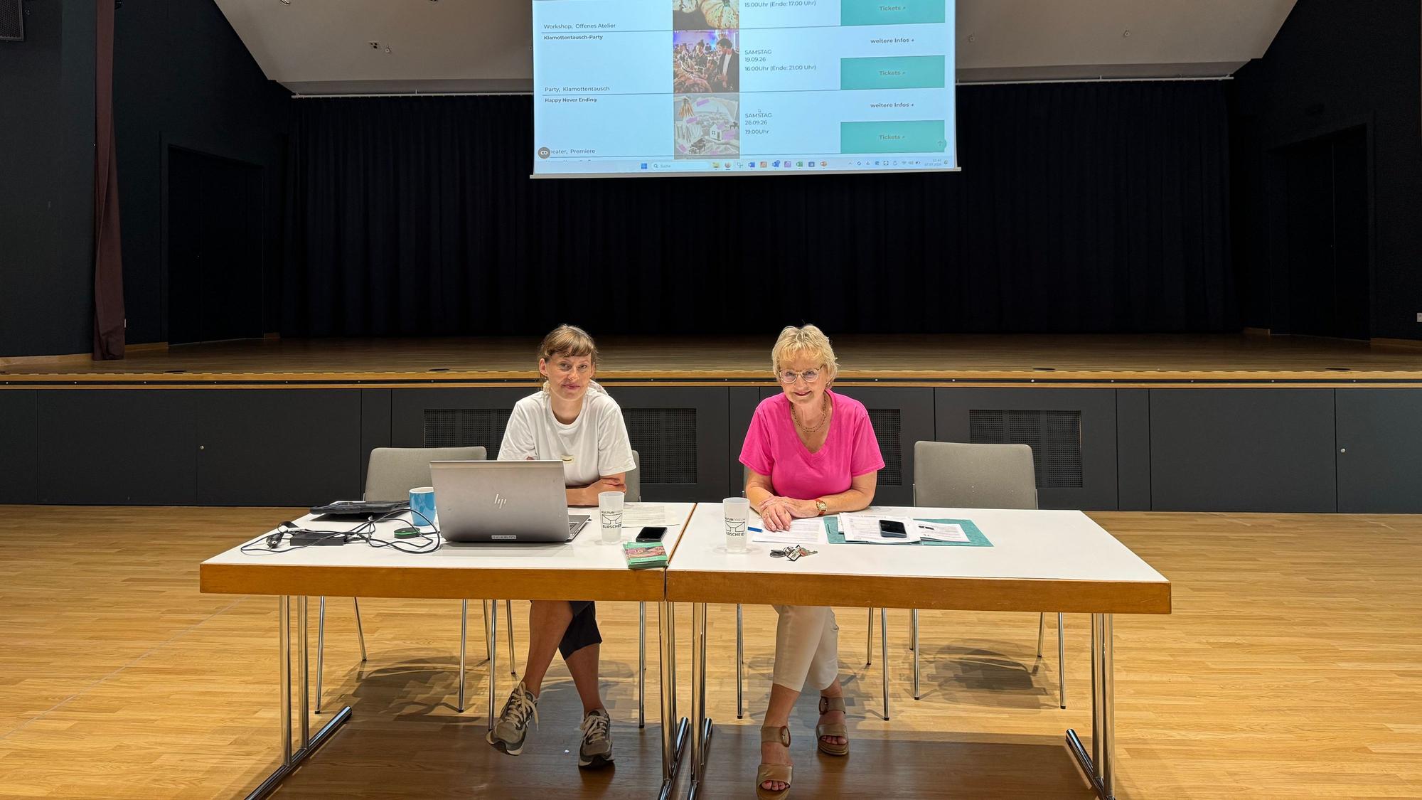 Das Kulturforum Burscheid um Kulturmanagerin Joanna Kischka und Renate Bergfelder Weiss vom Trägerverein Kulturforum Burscheid plant in der zweiten Jahreshälfte unter anderem ein Countrykonzert und eine Klamottentauschparty.