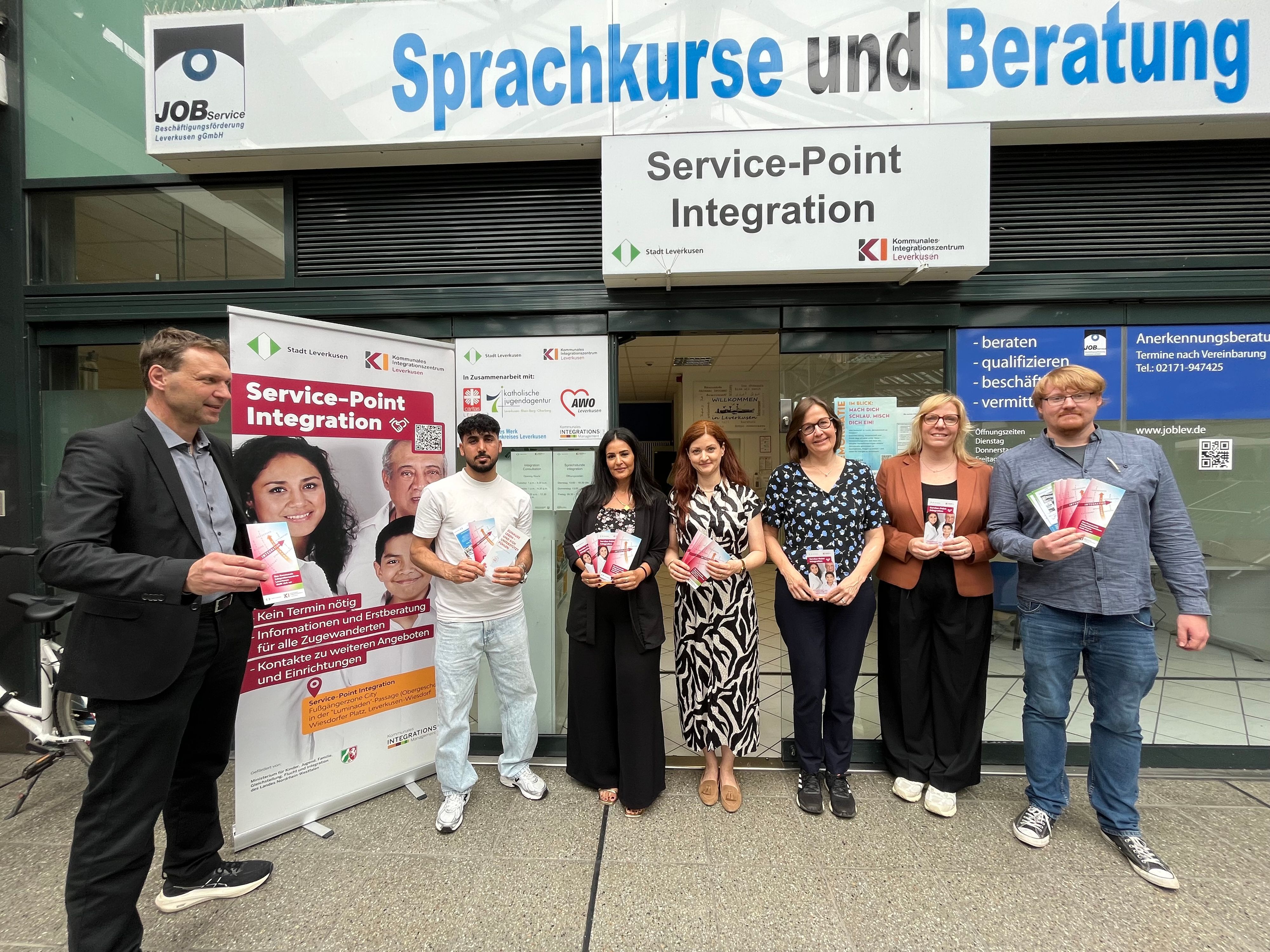 Die Kooperationspartner vor dem Service-Point Integration in den Wiesdorfer Luminaden
