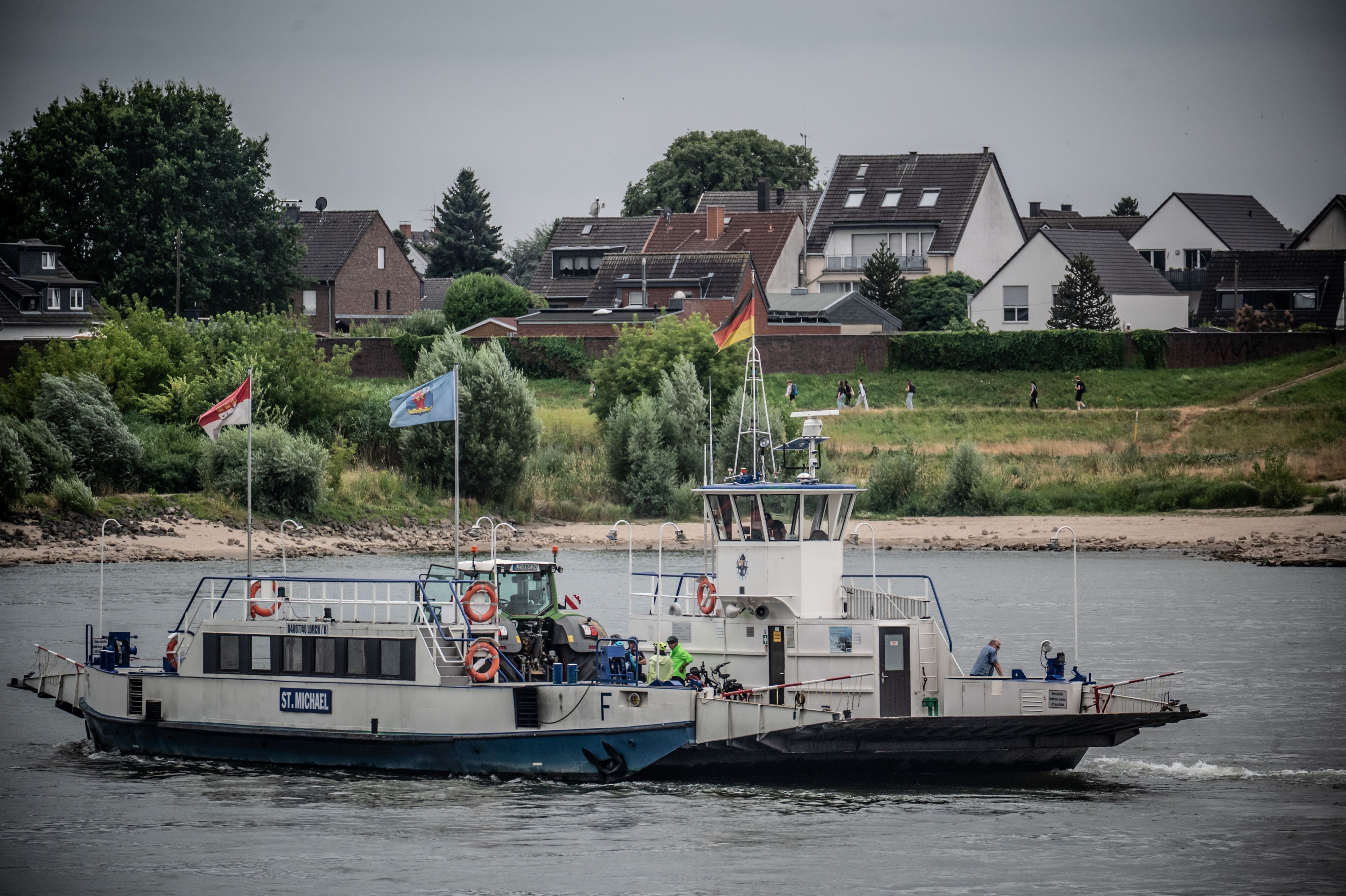 Die Hitdorfer Fähre Sankt Michael setzt mit einem Traktor nach Köln über.