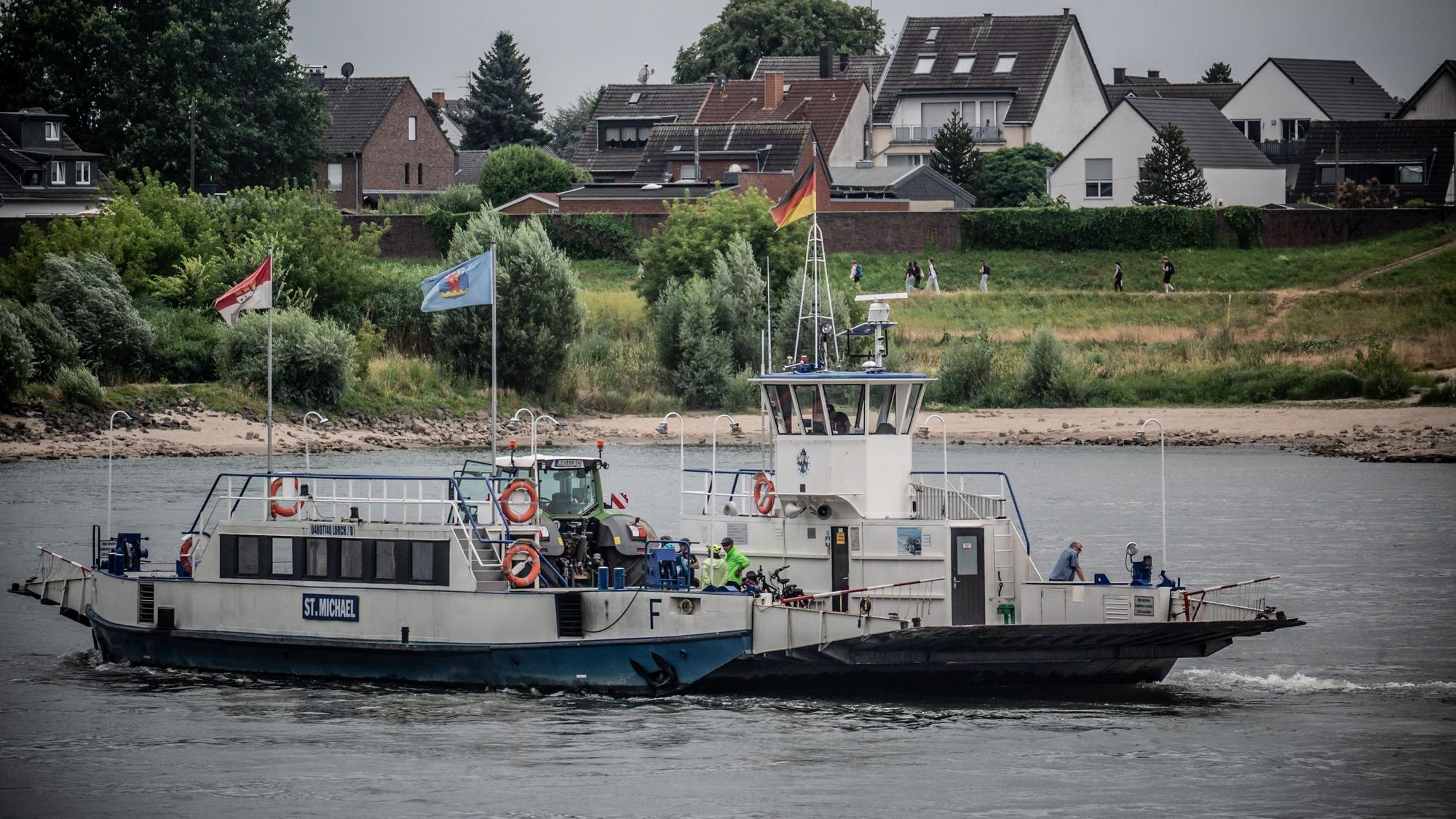 Hitdorfer Fähre Sankt Michael setzt mit einem Traktor über Landwirtschaft. Bild: Ralf Krieger