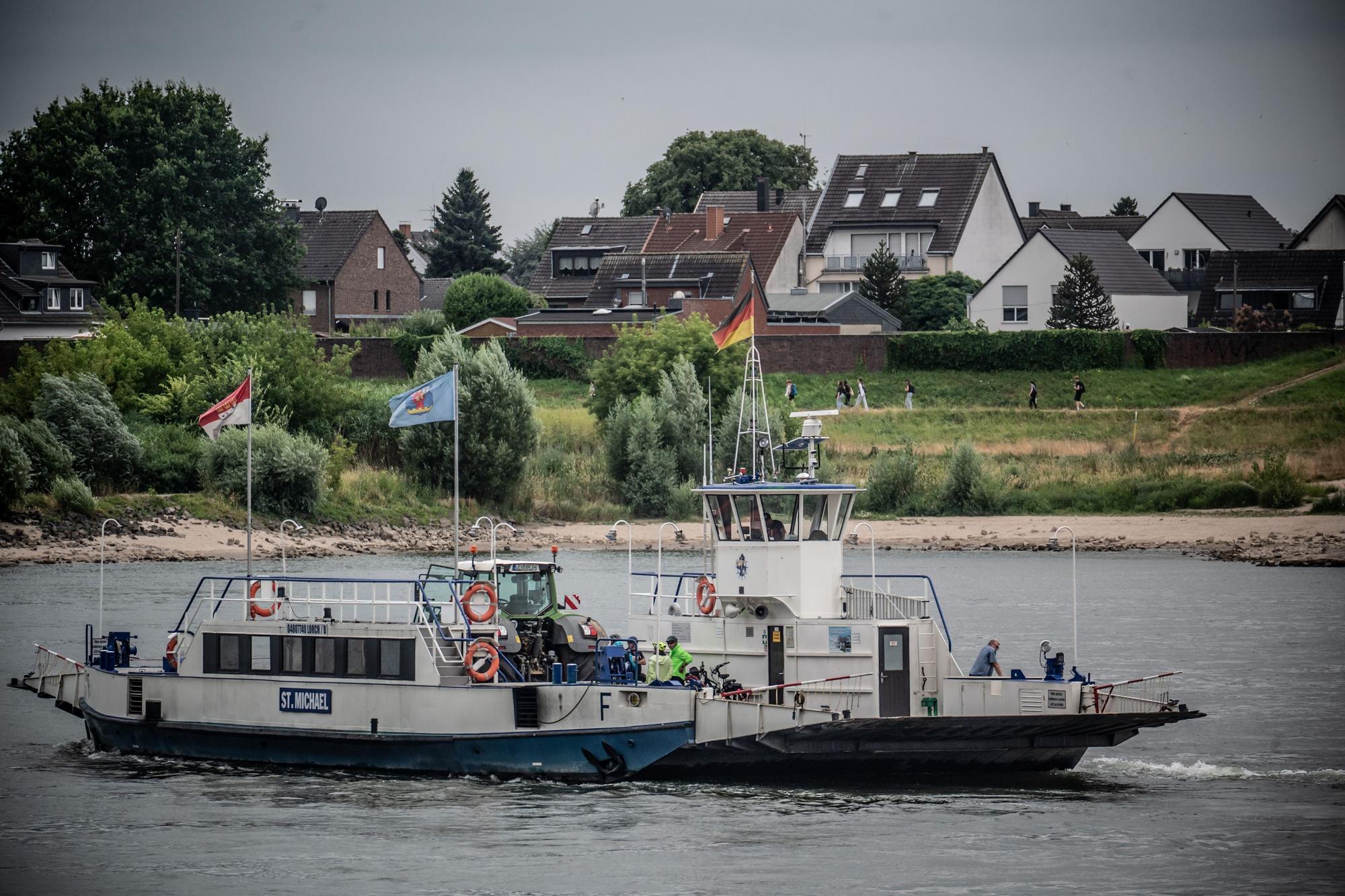 Die Hitdorfer Fähre Sankt Michael setzt mit einem Traktor nach Köln über.