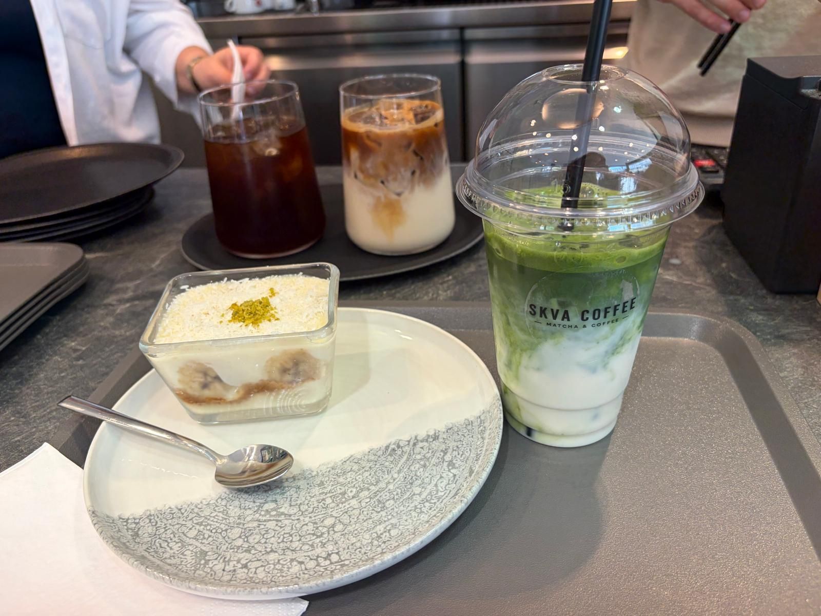 Das Bananen-Kokos-Dessert kostet 3,90 Euro, eine Iced Matcha Latte 6 Euro.