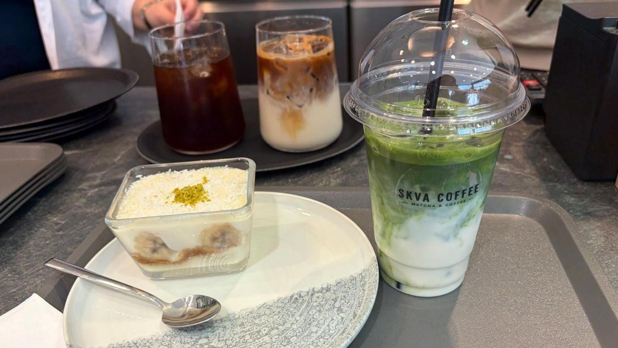 Das Bananen-Kokos-Dessert kostet 3,90 Euro, eine Iced Matcha Latte 6 Euro.