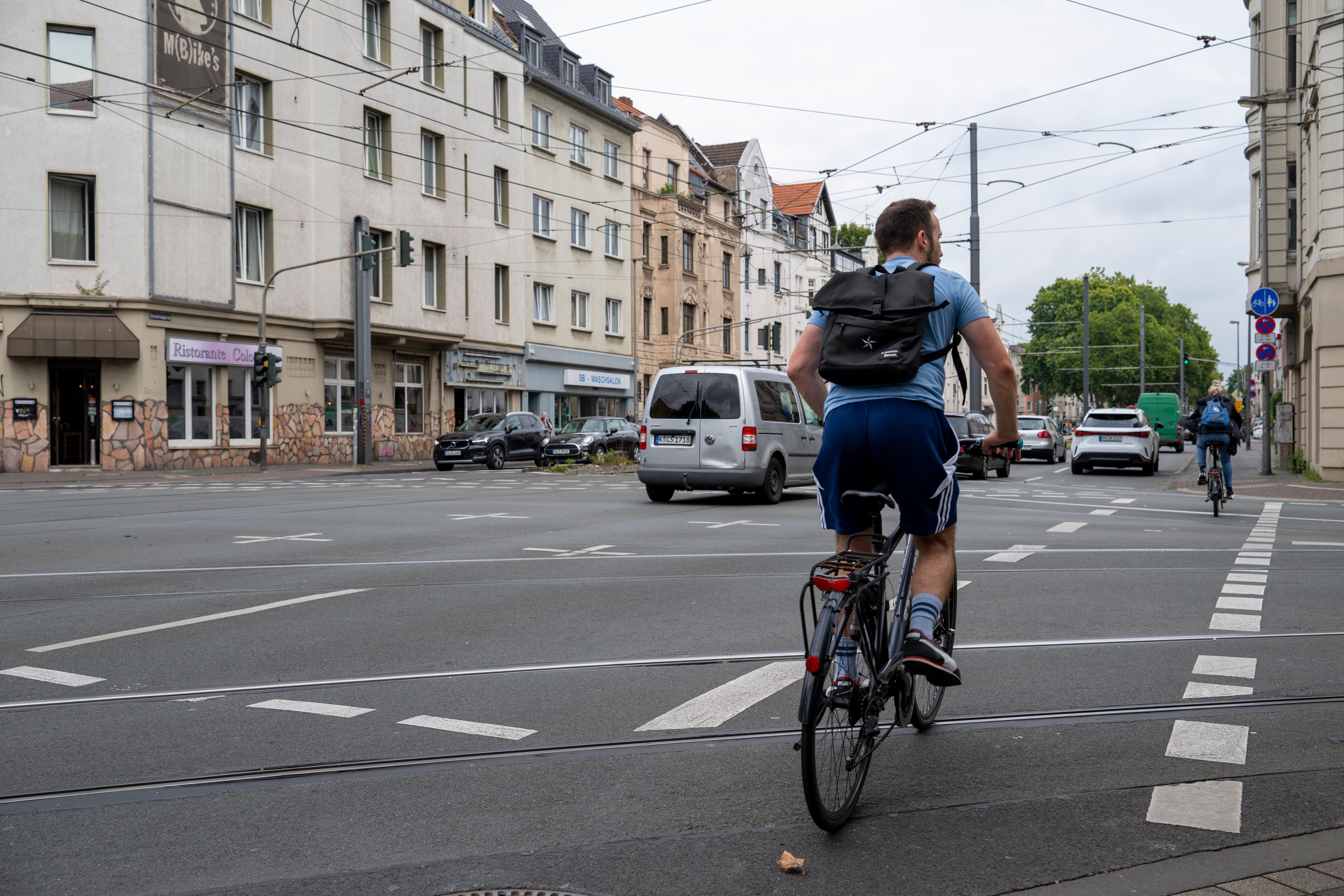 Radfahrer und Autos fahren über die Kreuzung Subbelrather Straße/Ehrenfeldgürtel