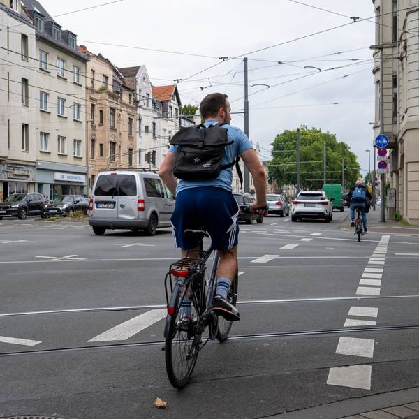 Radfahrer und Autos fahren über die Kreuzung Subbelrather Straße/Ehrenfeldgürtel